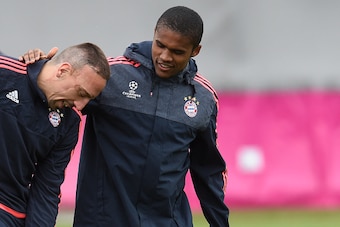 Bayern Munich's French midfielder Franck Ribery (L) and Bayern Munich's Brazilian midfielder Douglas Costa attend the final team training on the eve of the Champions League semi-final, first-leg football match between Atletico Madrid and Bayern Munich in 