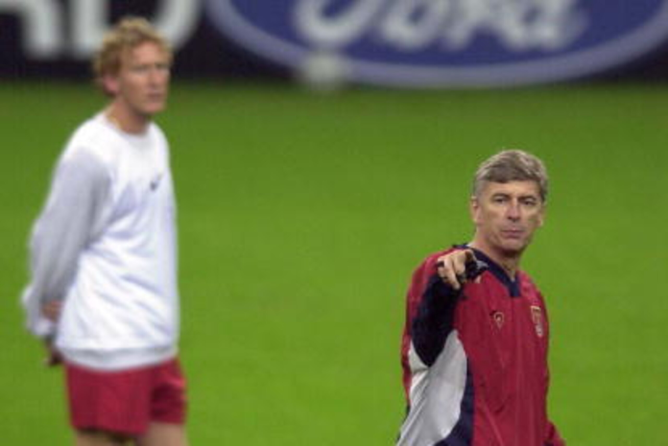 29 Oct 2001: Ray Parlour of Arsenal watches as manager Arsene Wenger makes a point during training for tomorrows UEFA Champions League match against FC Schalke 04 at Arena AufSchalke, Gelsenkirchen, Germany. DIGITAL IMAGE Mandatory Credit: Shaun Botteri 29 Oct 2001: Ray Parlour of Arsenal watches as manager Arsene Wenger makes a point during training for tomorrows UEFA Champions League match against FC Schalke 04 at Arena AufSchalke, Gelsenkirchen, Germany. DIGITAL IMAGE Mandatory Credit: Shaun Botteri