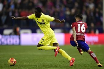 Villarreal's  Ivorian defender Eric Bailly (L) vies with Atletico Madrid's Argentinian midfielder Angel Correa during the Spanish league football match Club Atletico de Madrid vs Villarreal CF at the Vicente Calderon stadium in Madrid on February 21, 2016