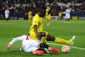 SEVILLE, SPAIN - MARCH 19:  Eric Bailly of Villarreal CF is tackled by Vicente Iborra of FC Sevilla during the UEFA Europa League Round of 16, Second Leg match between FC Sevilla and Villarreal CF at Estadio Ramon Sanchez Pizjuan on March 19, 2015 in Sevi