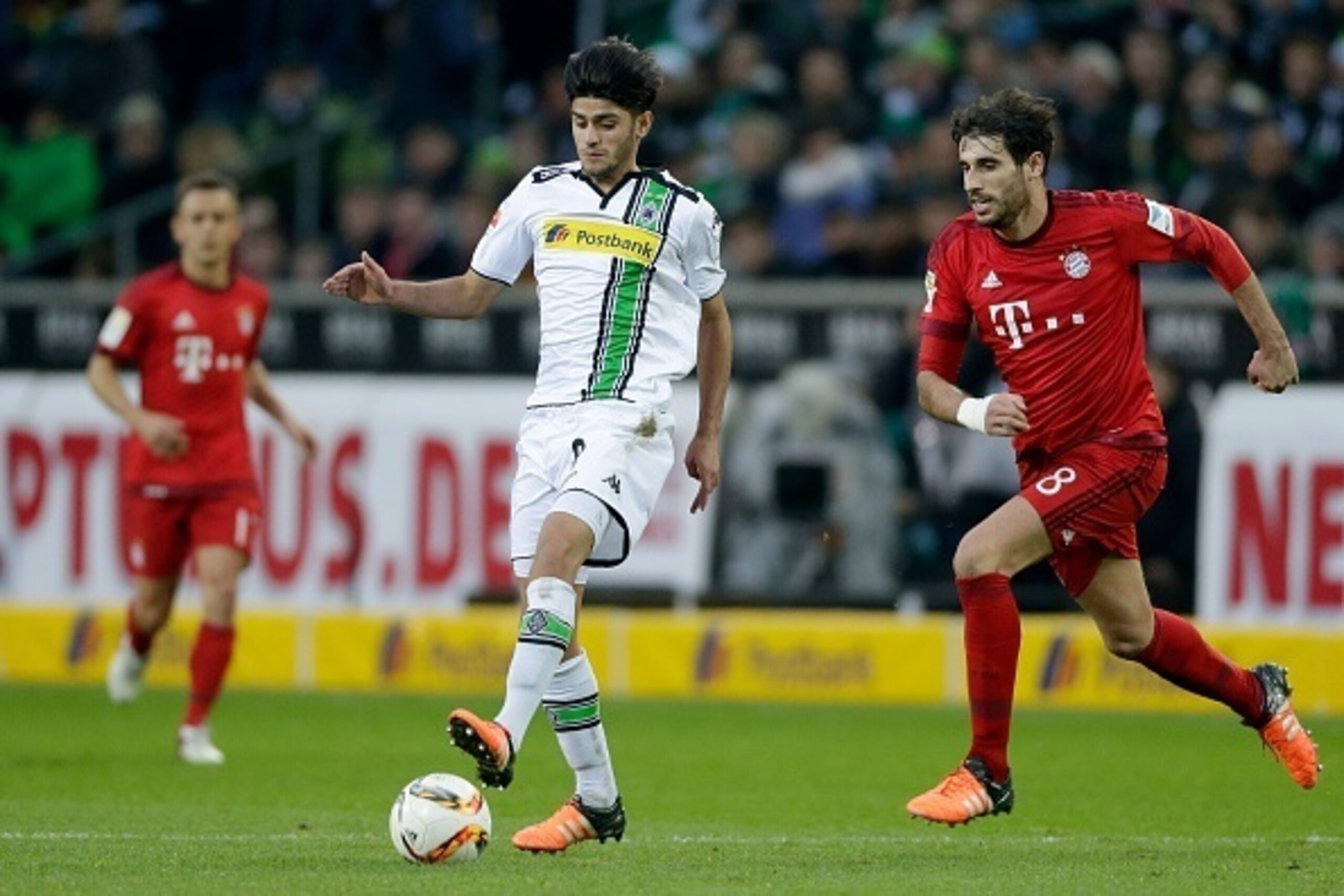 (L-R) Javi Martinez of Bayern Munchen, Javi Martinez of Bayern Munchen during the Bundesliga match between Borussia Mönchengladbach and Bayern München on December 5, 2015 at the Borussia-Park in Mönchengladbach, Germany.(Photo by VI Images via Getty Image
