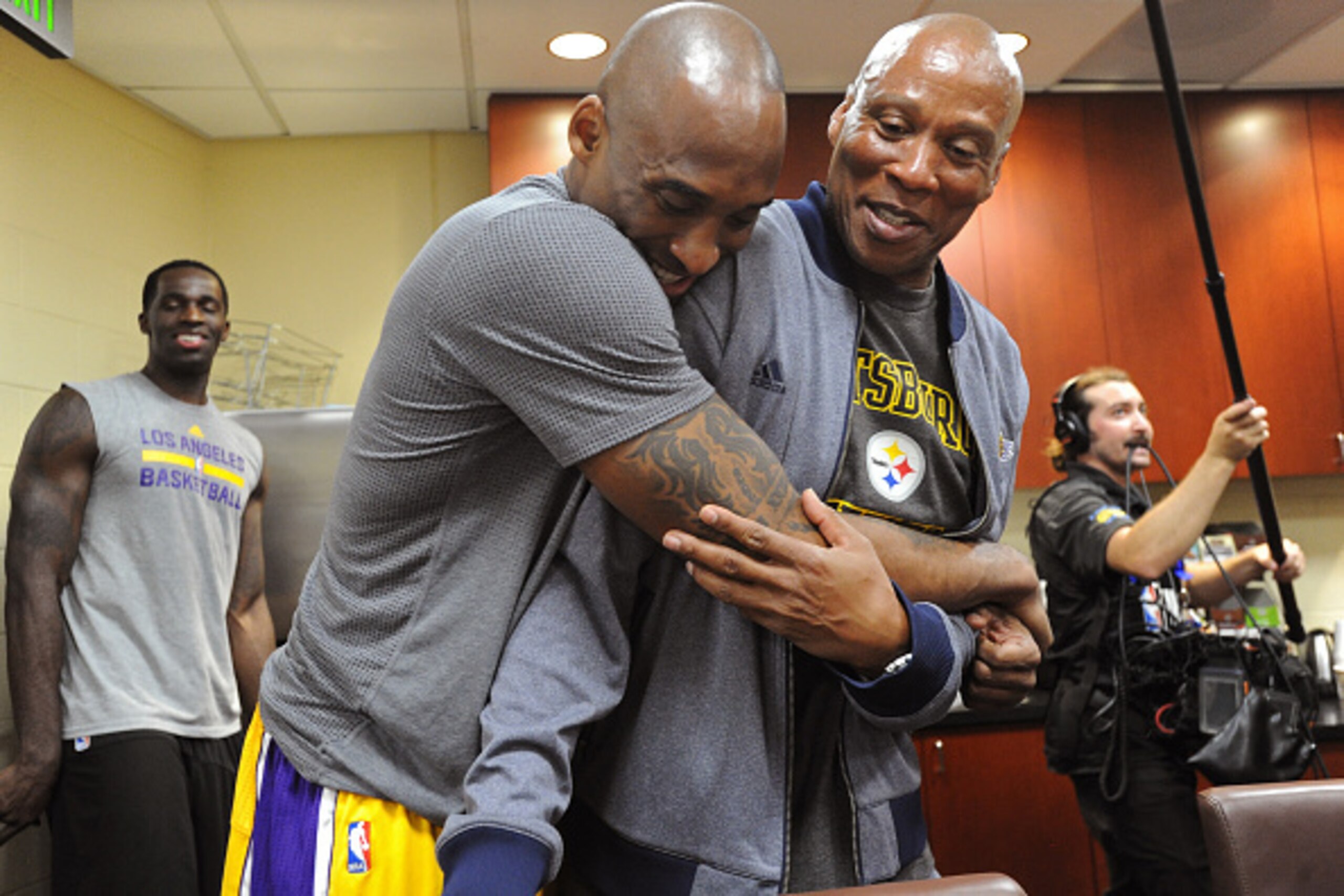 LOS ANGELES, CA - APRIL 13:  Kobe Bryant #24 and Byron Scott of the Los Angeles Lakers hug before the game against the Utah Jazz at STAPLES Center on April 13, 2016 in Los Angeles, California. NOTE TO USER: User expressly acknowledges and agrees that, by 