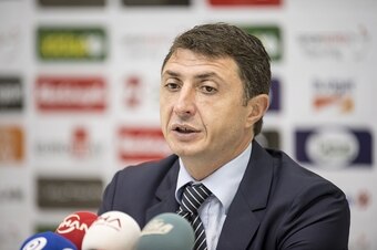 coach Shota Arveladze of Kasimpasa SK during the Turkish SuperLig match between Akhisar Belediyespor and Kasimpasa SK on October 19, 2014 at the Manisa 19 Mayis Stadium in Akhisar, Turkey.(Photo by VI Images via Getty Images)
