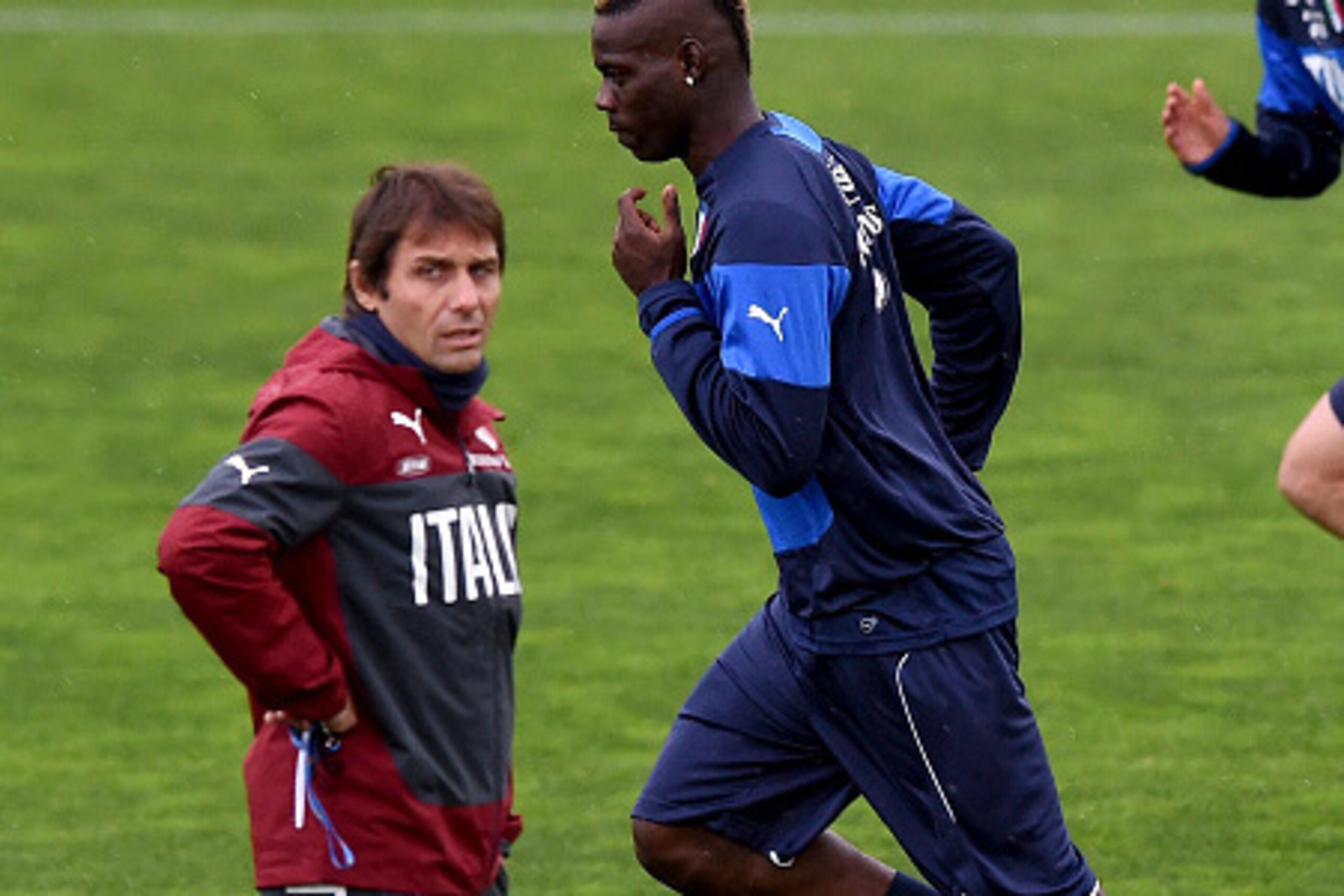 FLORENCE, ITALY - NOVEMBER 10:  Head coach Antonio Conte (L) and Mario Balotelli during Italy Training Session at Coverciano on November 10, 2014 in Florence, Italy.  (Photo by Claudio Villa/Getty Images)