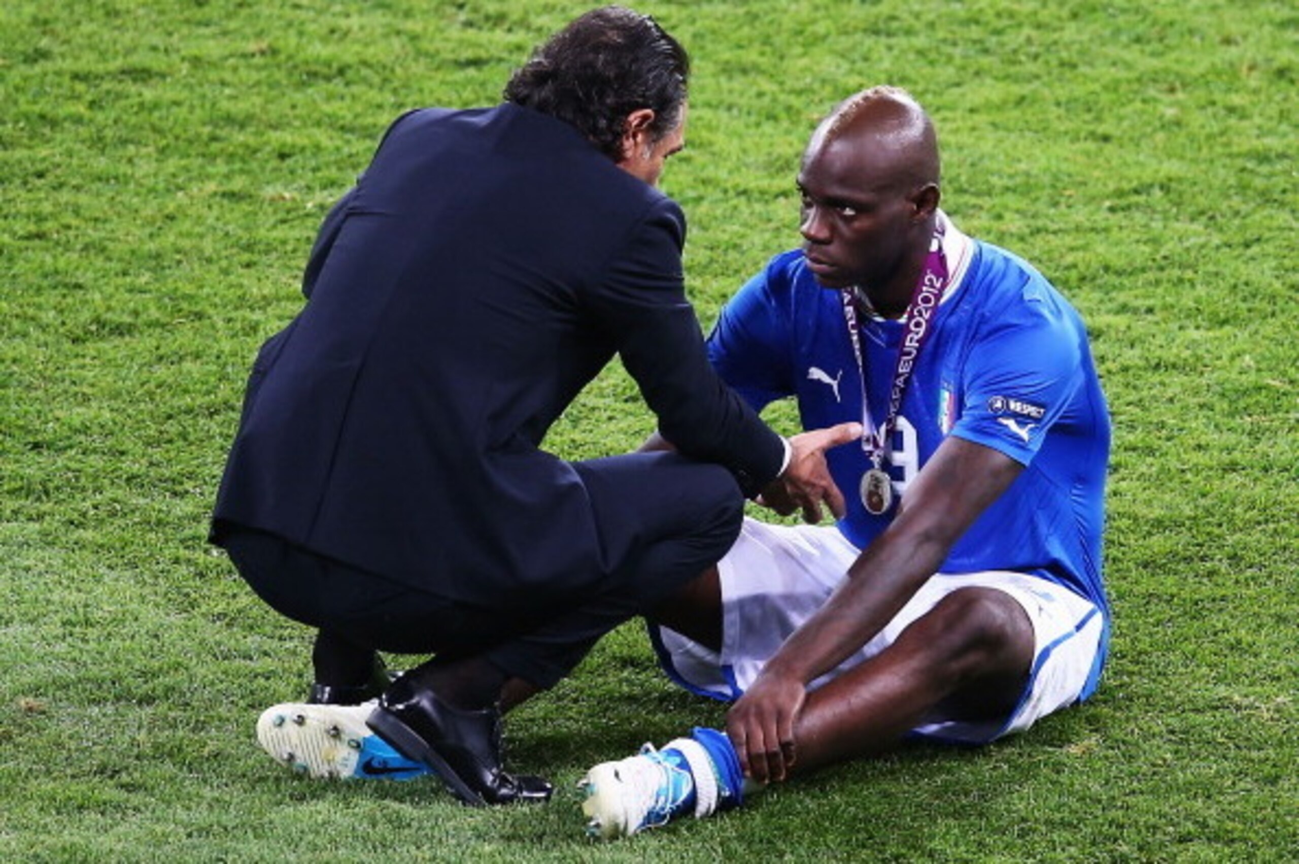 KIEV, UKRAINE - JULY 01:  Mario Balotelli of Italy looks dejected as he speaks with his coach Cesare Prandelli after the UEFA EURO 2012 final match between Spain and Italy at the Olympic Stadium on July 1, 2012 in Kiev, Ukraine.  (Photo by Martin Rose/Get