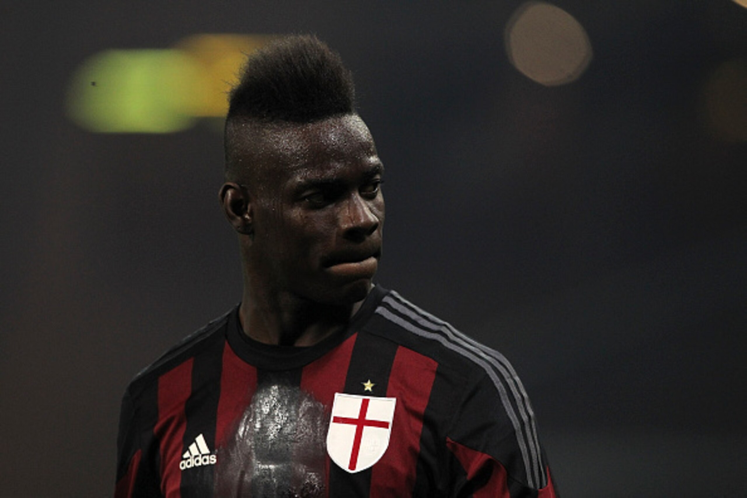 GENOA, ITALY - APRIL 17:  Mario Balotelli of AC Milan looks on during the Serie A match between UC Sampdoria and AC Milan at Stadio Luigi Ferraris on April 17, 2016 in Genoa, Italy.  (Photo by Marco Luzzani/Getty Images)