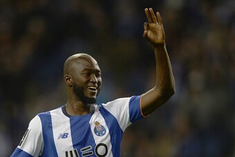 Porto's midfielder Danilo Pereira celebrates after scoring a goal during the Portuguese league football match FC Porto vs CD Nacional Funchal at the Dragao stadium in Porto on April 17, 2016. / AFP / MIGUEL RIOPA        (Photo credit should read MIGUEL RI