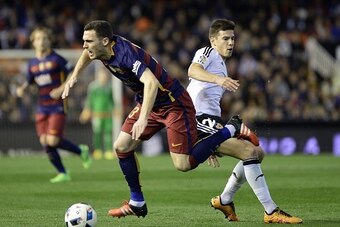 Barcelona's Belgian defender Thomas Vermaelen (L) vies with Valencia's forward Santi Mina during the Spanish Copa del Rey (King's Cup) semifinal second leg match Valencia CF vs FC Barcelona at the Mestalla stadium in Valencia on February 10, 2016. / AFP /