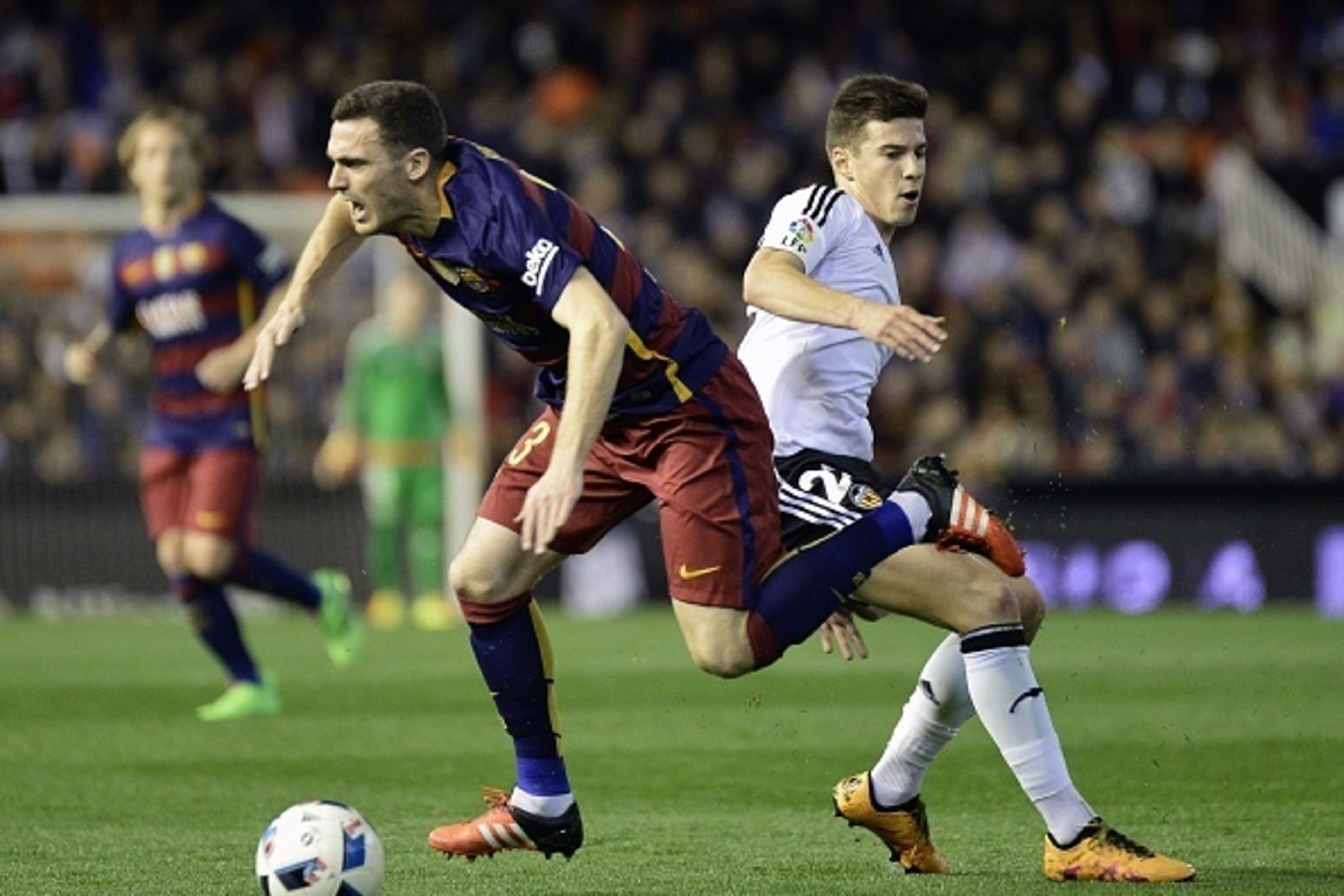 Barcelona's Belgian defender Thomas Vermaelen (L) vies with Valencia's forward Santi Mina during the Spanish Copa del Rey (King's Cup) semifinal second leg match Valencia CF vs FC Barcelona at the Mestalla stadium in Valencia on February 10, 2016. / AFP /