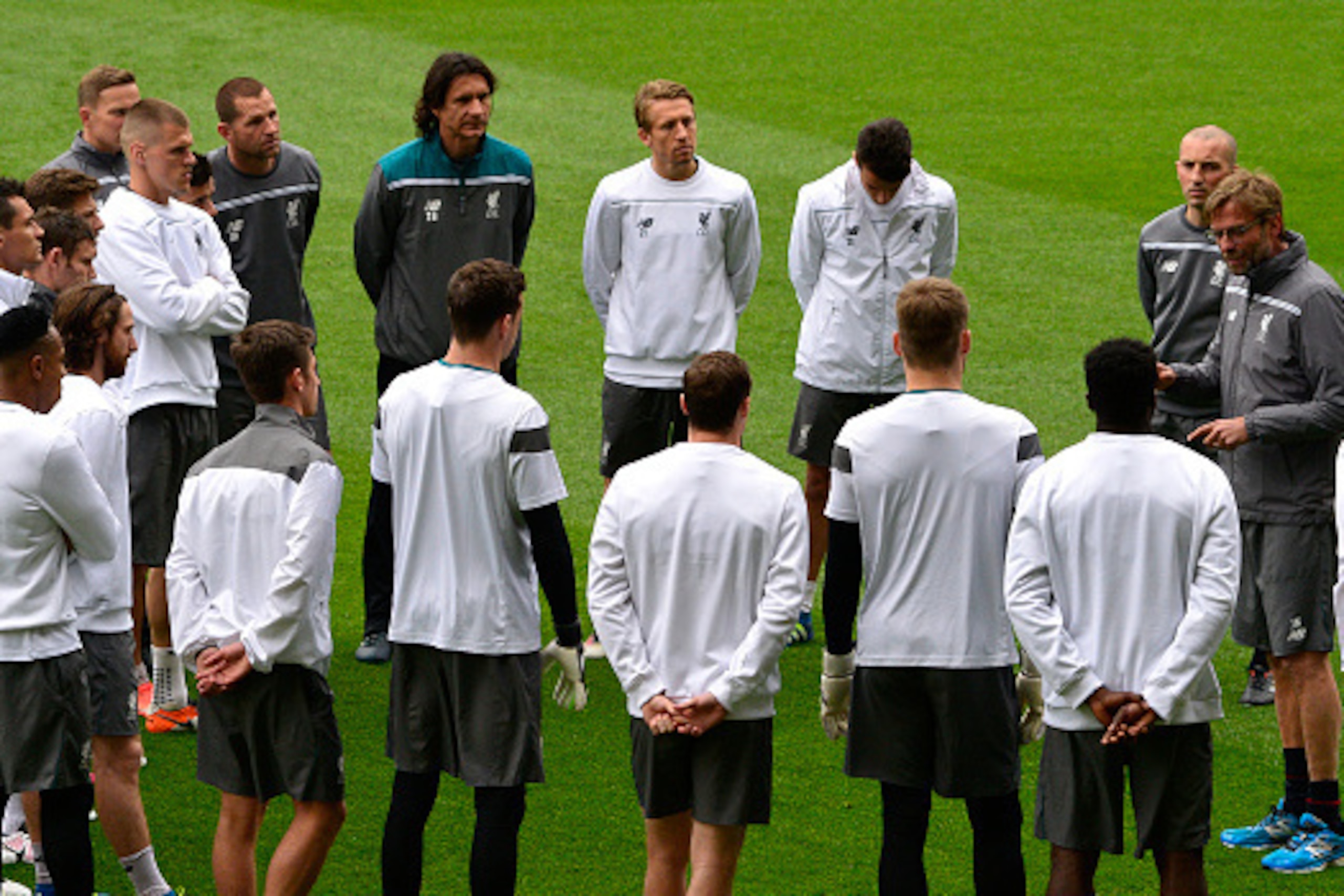 Liverpool's German coach Jurgen Klopp (R) speaks to his players during a training session at the Madrigal Stadium in Vila-real on April 27, 2016 on the eve of the UEFA Europa League semifinals first leg football match Villarreal CF vs Liverpool FC / AFP /