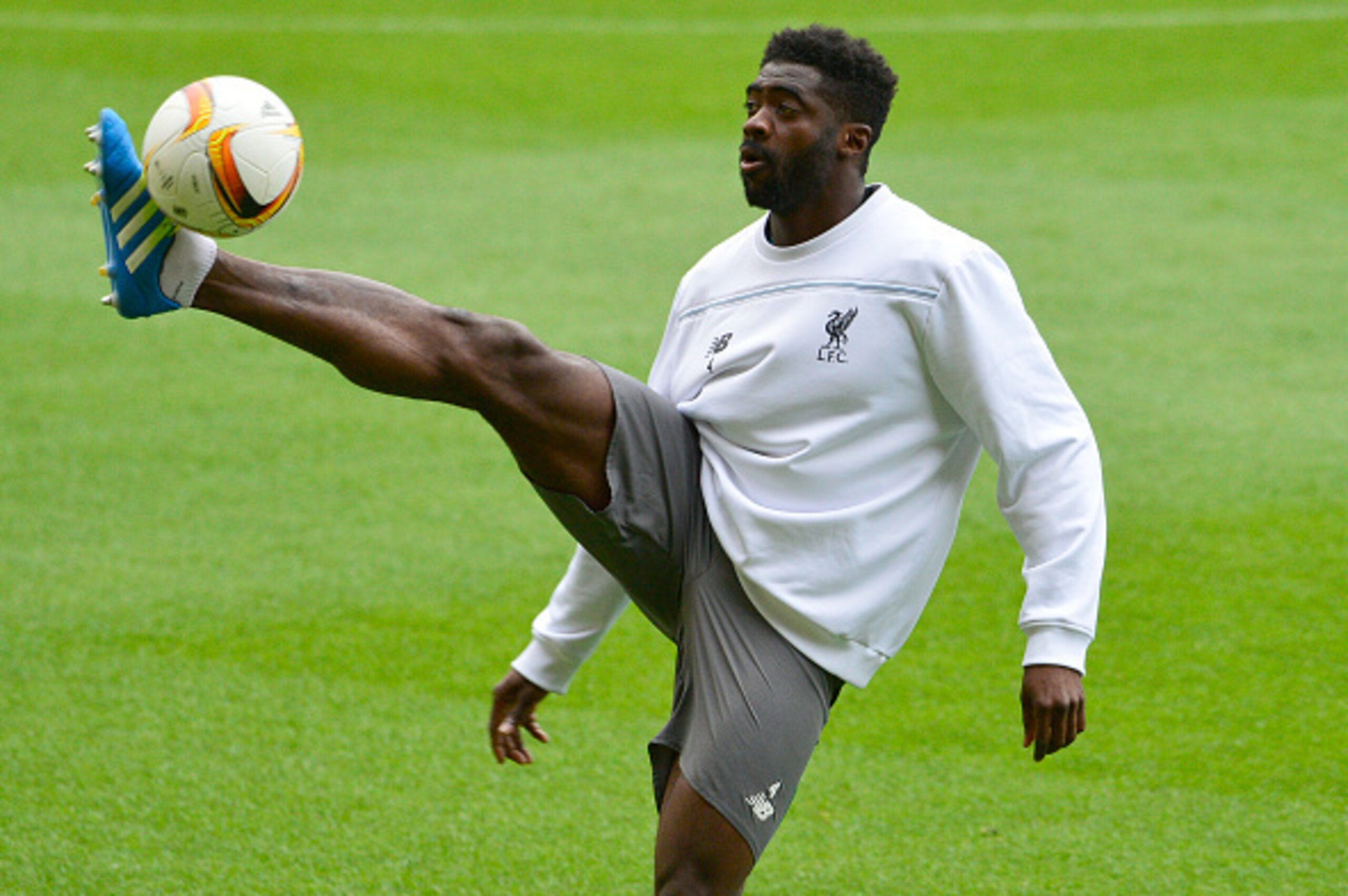 Liverpool's Ivory coast defender Kolo Toure controls the ball  during a training session at the Madrigal Stadium in Vila-real on April 27, 2016 on the eve of the UEFA Europa League semifinals first leg football match Villarreal CF vs Liverpool FC / AFP / 