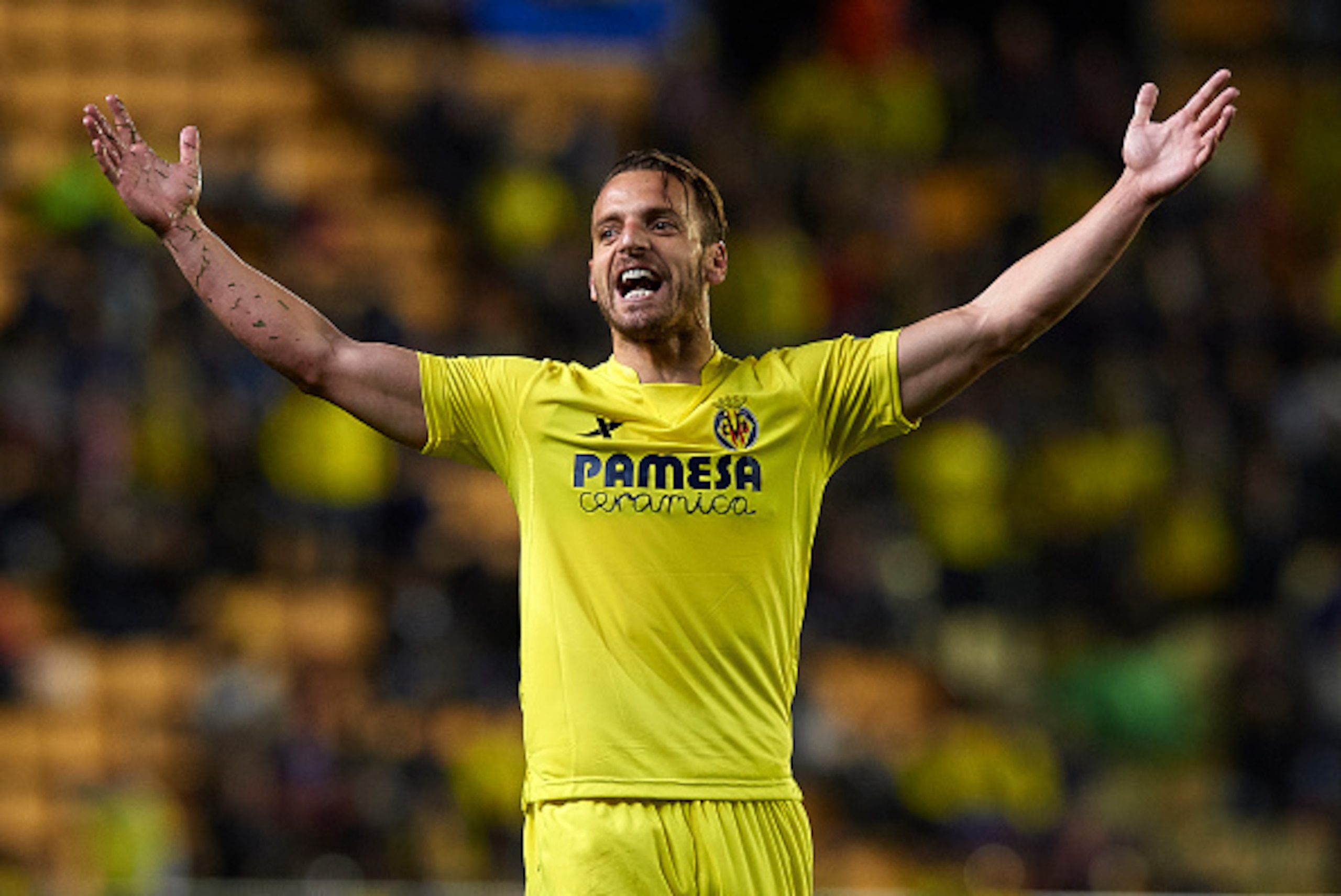 VILLARREAL, SPAIN - APRIL 07:  Roberto Soldado of Villarreal reacts during the UEFA Europa League Quarter Final first leg match between Villarreal CF and Sparta Prague at El Madrigal on April 7, 2016 in Villarreal, Spain.  (Photo by Manuel Queimadelos Alo
