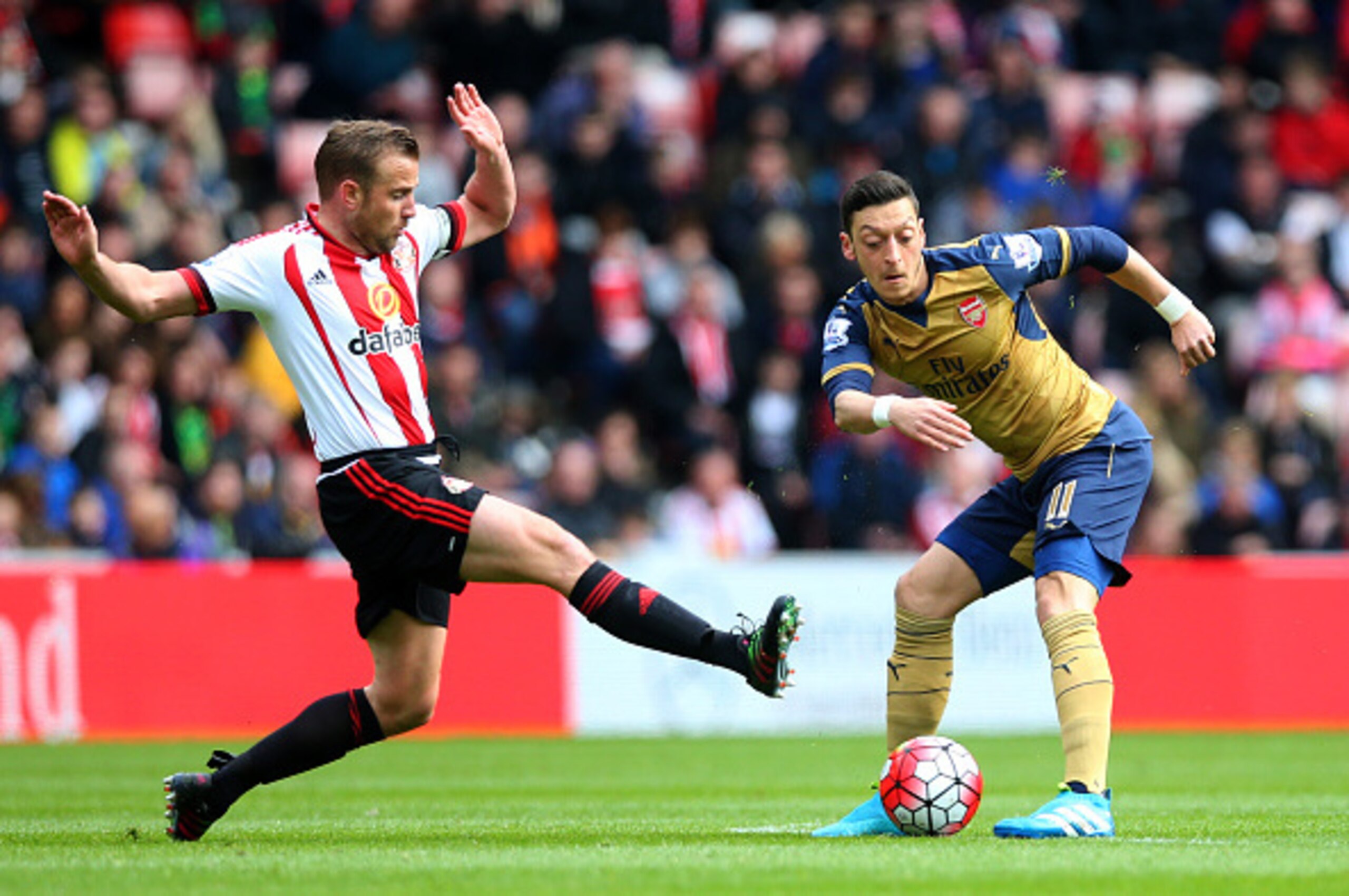 SUNDERLAND, ENGLAND - APRIL 24:  Mesut Ozil of Arsenal is faced by Lee Cattermole of Sunderland during the Barclays Premier League match between Sunderland and Arsenal at the Stadium of Light on April 24, 2016 in Sunderland, United Kingdom. (Photo by Ian 