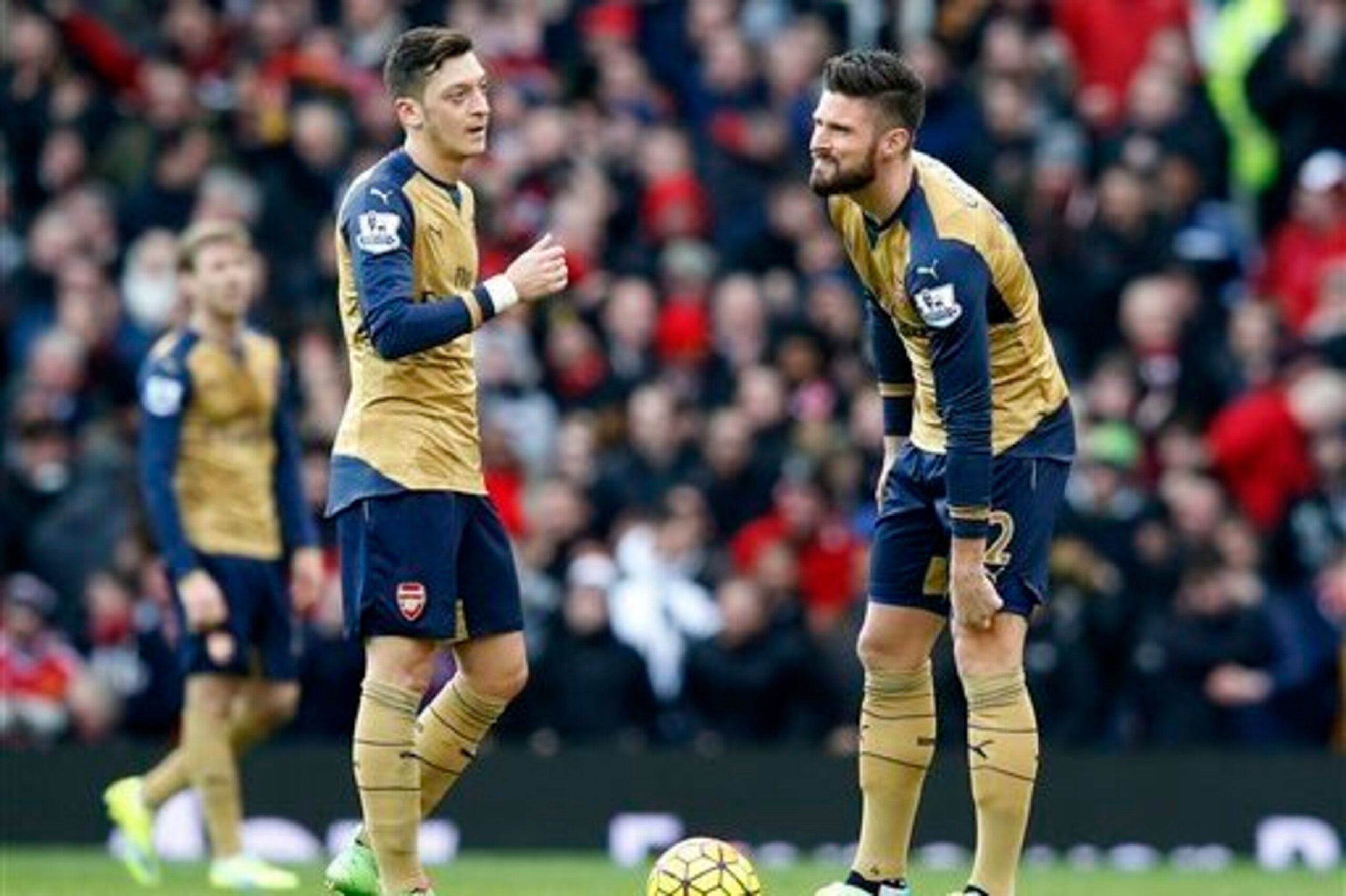 Ozil and Giroud have struggled to combine well this season.