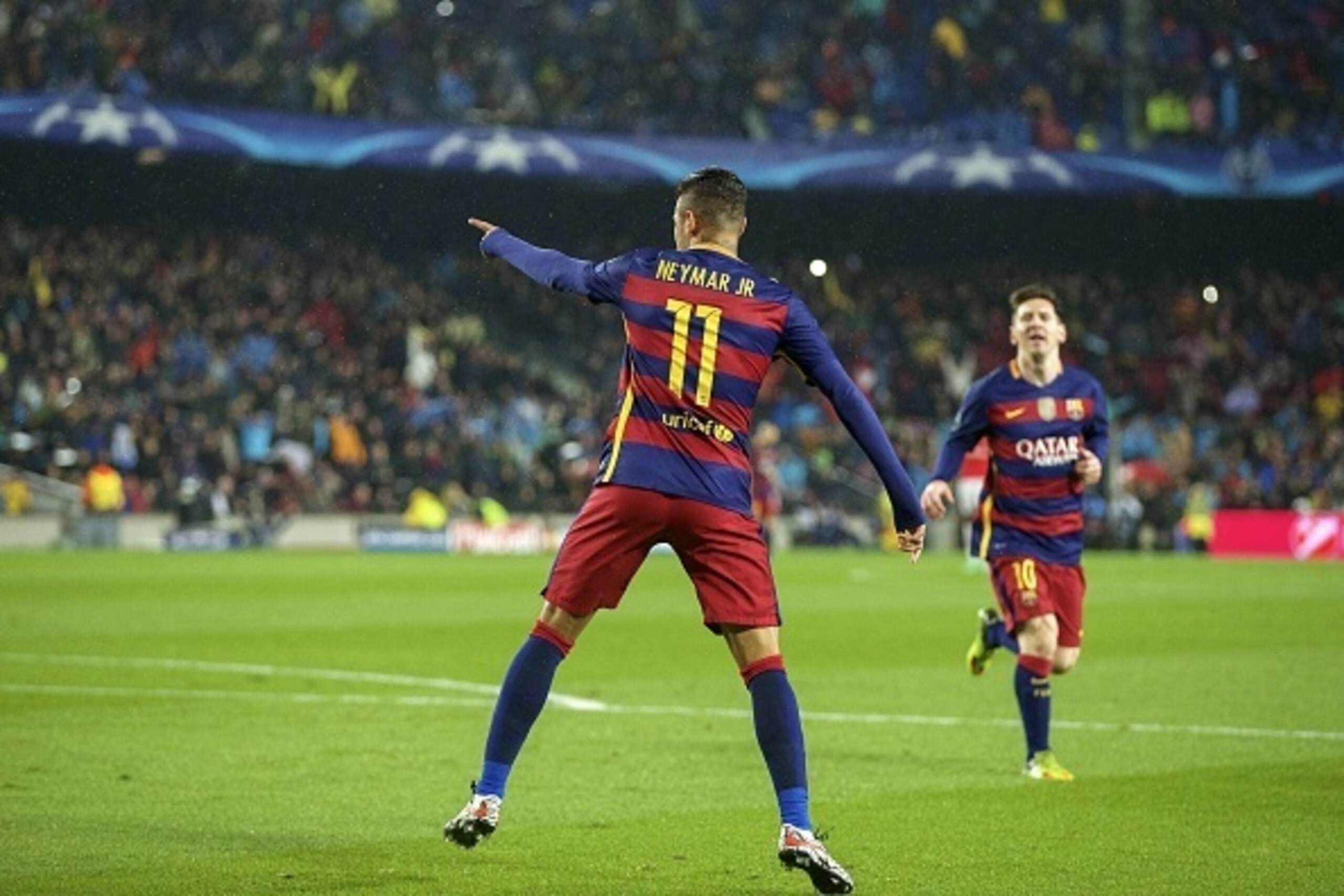(L-R) Neymar of FC Barcelona, Lionel Messi of FC Barcelona during the UEFA Champions League round of 16 match between FC Barcelona and Arsenal on March 16, 2015 at the CampNou stadium in Barcelona, Spain.(Photo by VI Images via Getty Images)