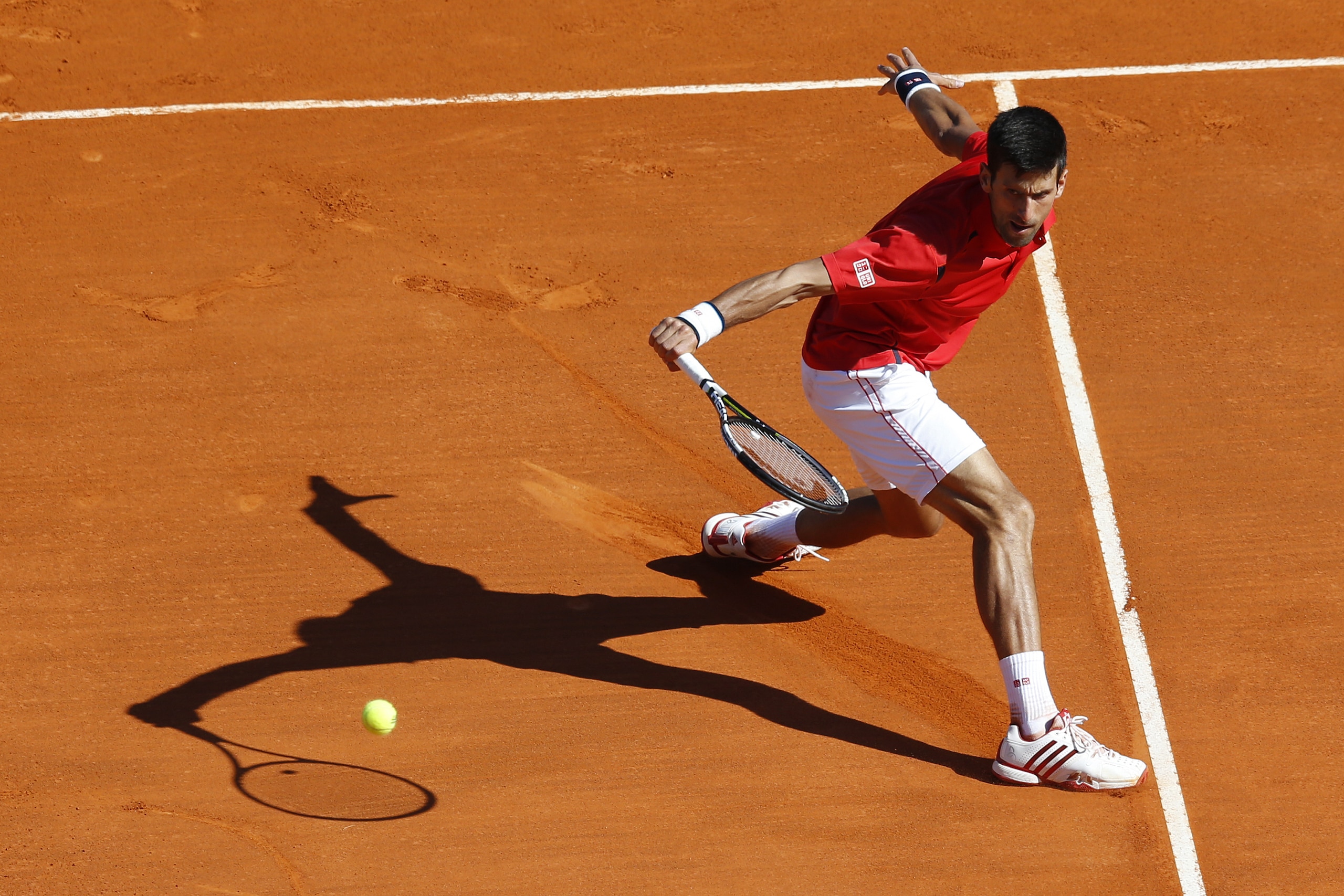 Serbia's Novak Djokovic returns a backhand to Czech Republic's Jiri Vesely during their tennis match at the Monte-Carlo ATP Masters Series tournament, on April 13, 2016 in Monaco.  AFP PHOTO / VALERY HACHE / AFP / VALERY HACHE        (Photo credit should