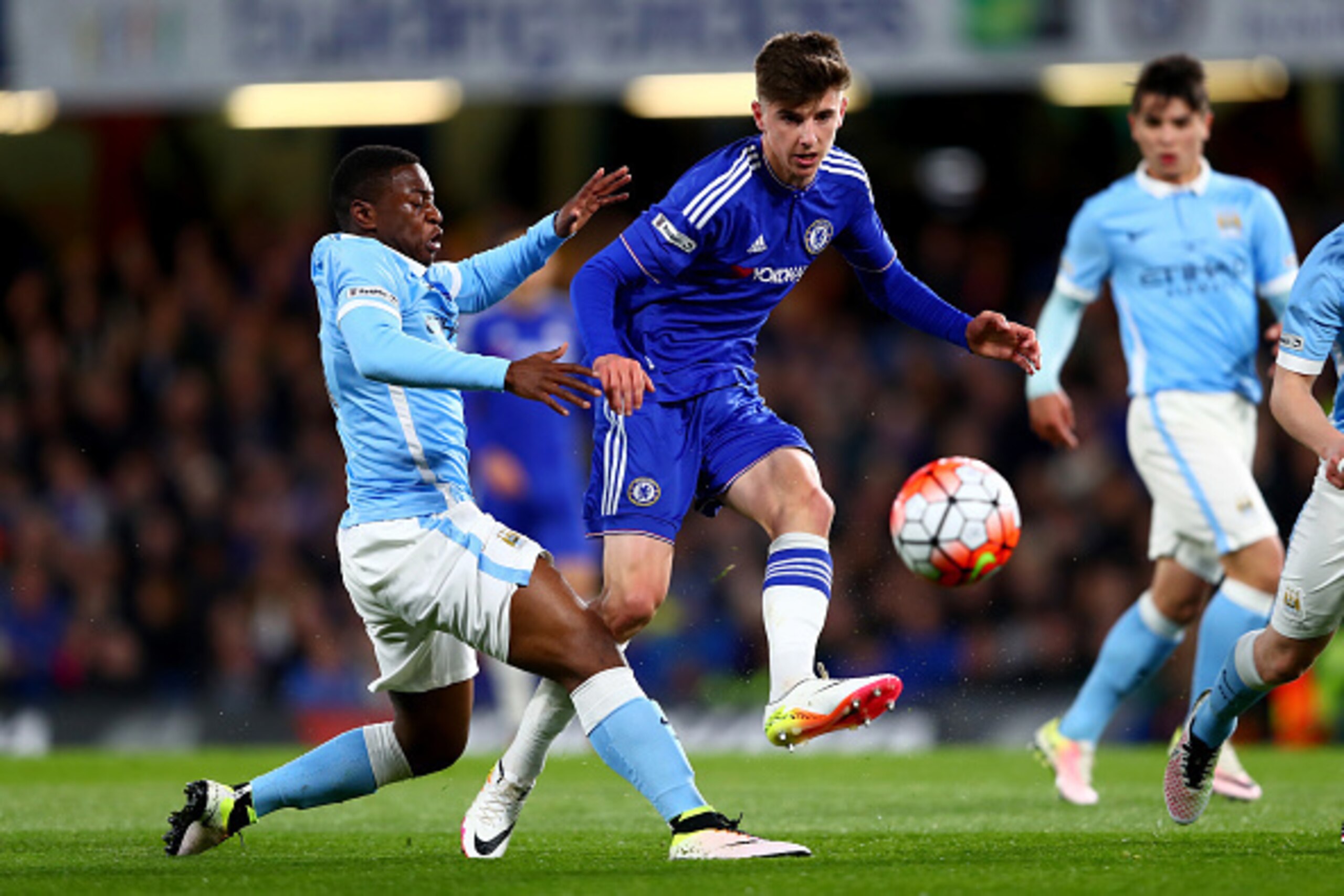 LONDON, ENGLAND - APRIL 27: Mason Mount of Chelsea is challenged by Aaron Nemane of Manchester City during the FA Youth Cup Final - Second Leg between Chelsea and Manchester City at Stamford Bridge on April 27, 2016 in London, England. (Photo by Clive R LONDON, ENGLAND - APRIL 27: Mason Mount of Chelsea is challenged by Aaron Nemane of Manchester City during the FA Youth Cup Final - Second Leg between Chelsea and Manchester City at Stamford Bridge on April 27, 2016 in London, England. (Photo by Clive R
