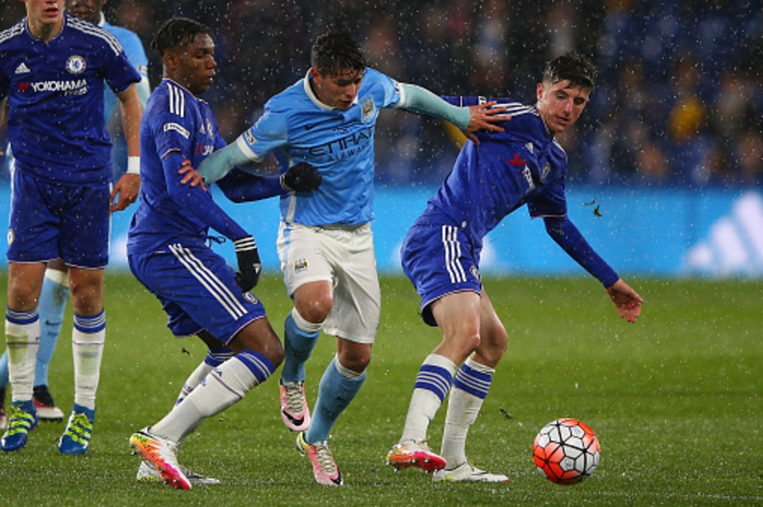 LONDON, ENGLAND - APRIL 27: Dujon Sterling and Mason Mount of Chelsea tackle Brahim Diaz of Manchester City during the FA Youth Cup Final - Second Leg match between Chelsea v Manchester City at Stamford Bridge on April 27, 2016 in London, England. (Pho LONDON, ENGLAND - APRIL 27: Dujon Sterling and Mason Mount of Chelsea tackle Brahim Diaz of Manchester City during the FA Youth Cup Final - Second Leg match between Chelsea v Manchester City at Stamford Bridge on April 27, 2016 in London, England. (Pho