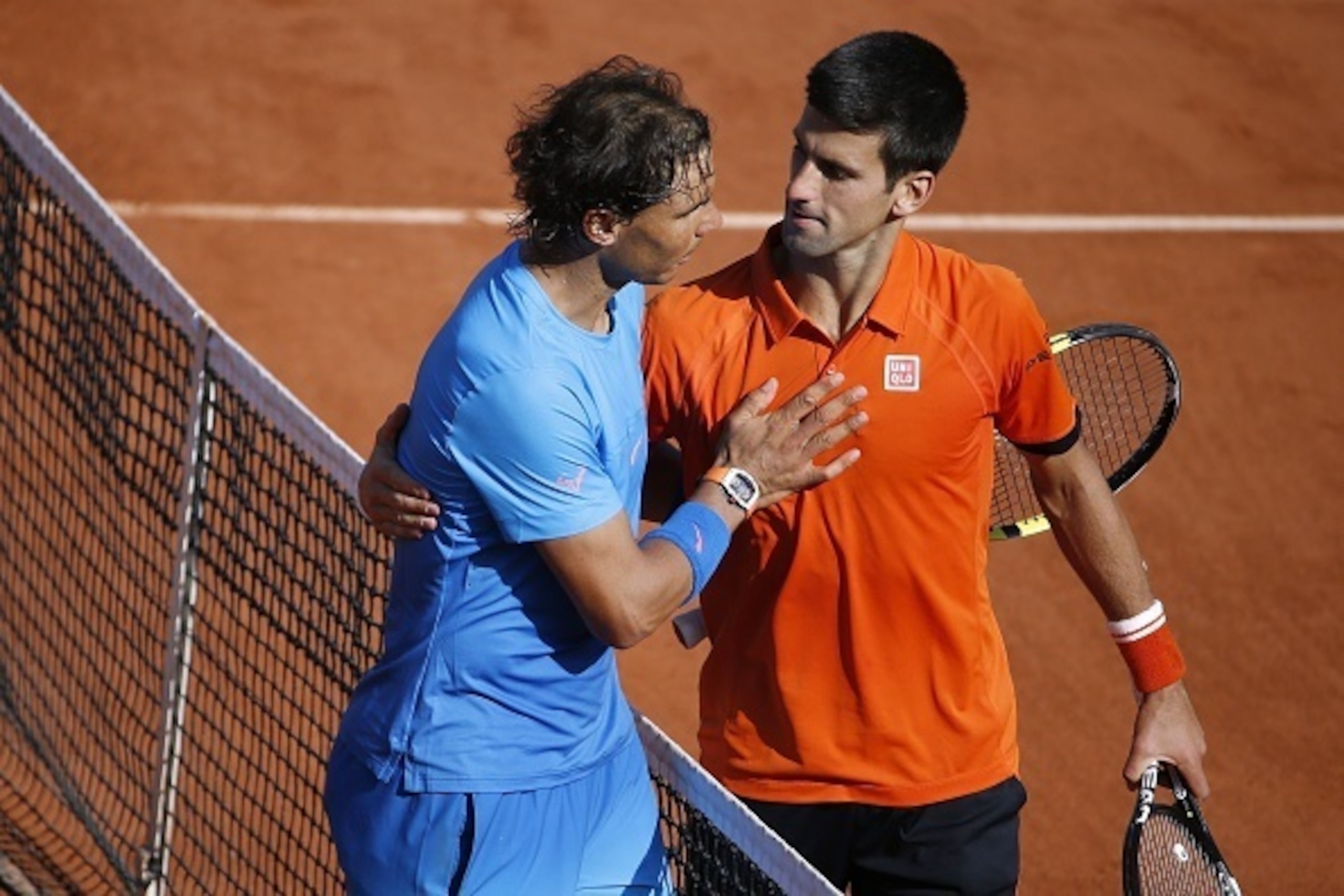 Spain's Rafael Nadal (L) shakes hands with Serbia's Novak Djokovic at the end of their men's quarter final match of the Roland Garros 2015 French Tennis Open in Paris on June 3, 2015.  AFP PHOTO / KENZO TRIBOUILLARD        (Photo credit should read KENZO 