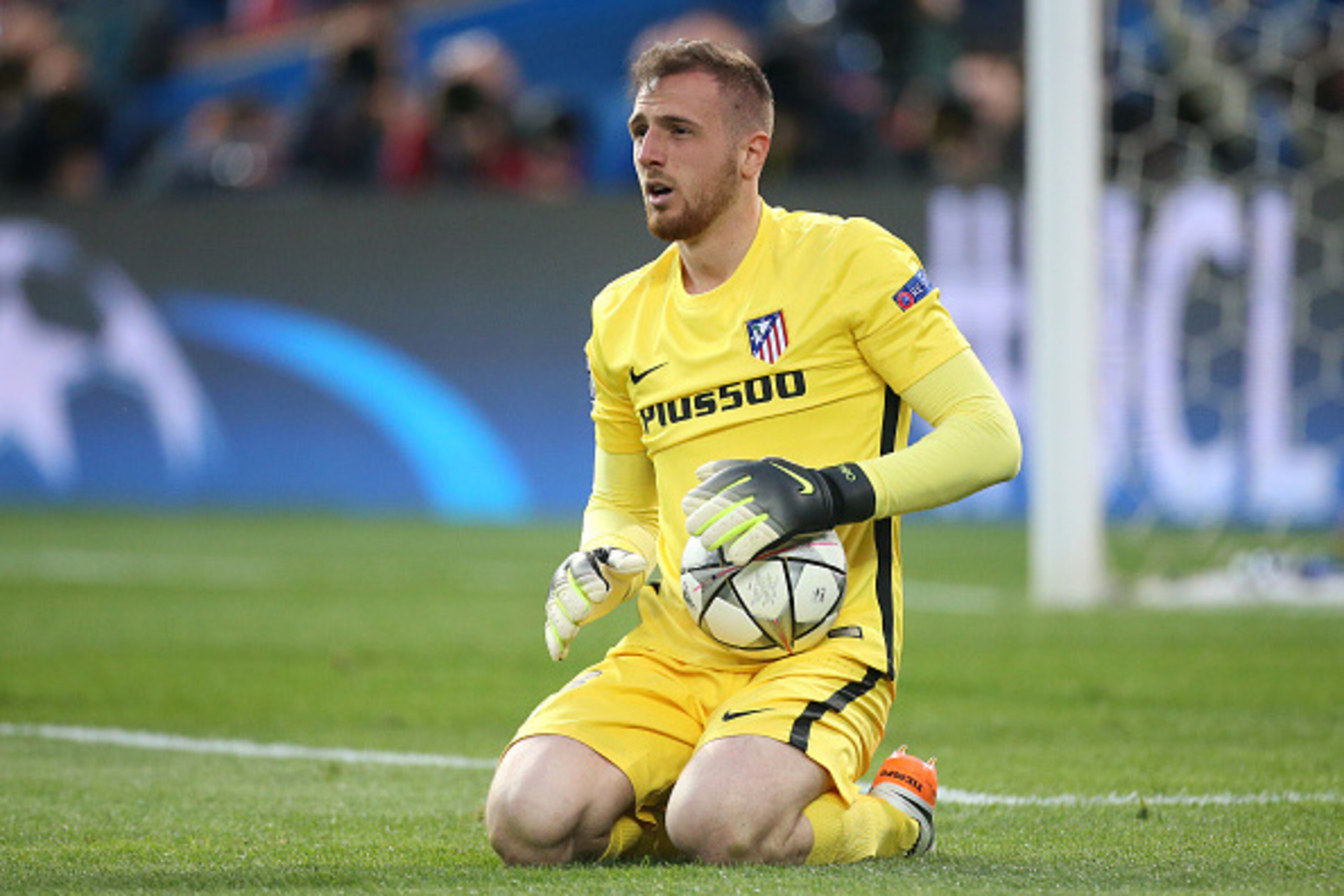 MADRID, SPAIN - APRIL 27: Goalkeeper of Atletico Madrid Jan Oblak in action during the UEFA Champions League semi final first leg match between Club Atletico Madrid and FC Bayern Muenchen (Bayern Munich) at Estadio Vicente Calderon stadium on April 27, 20
