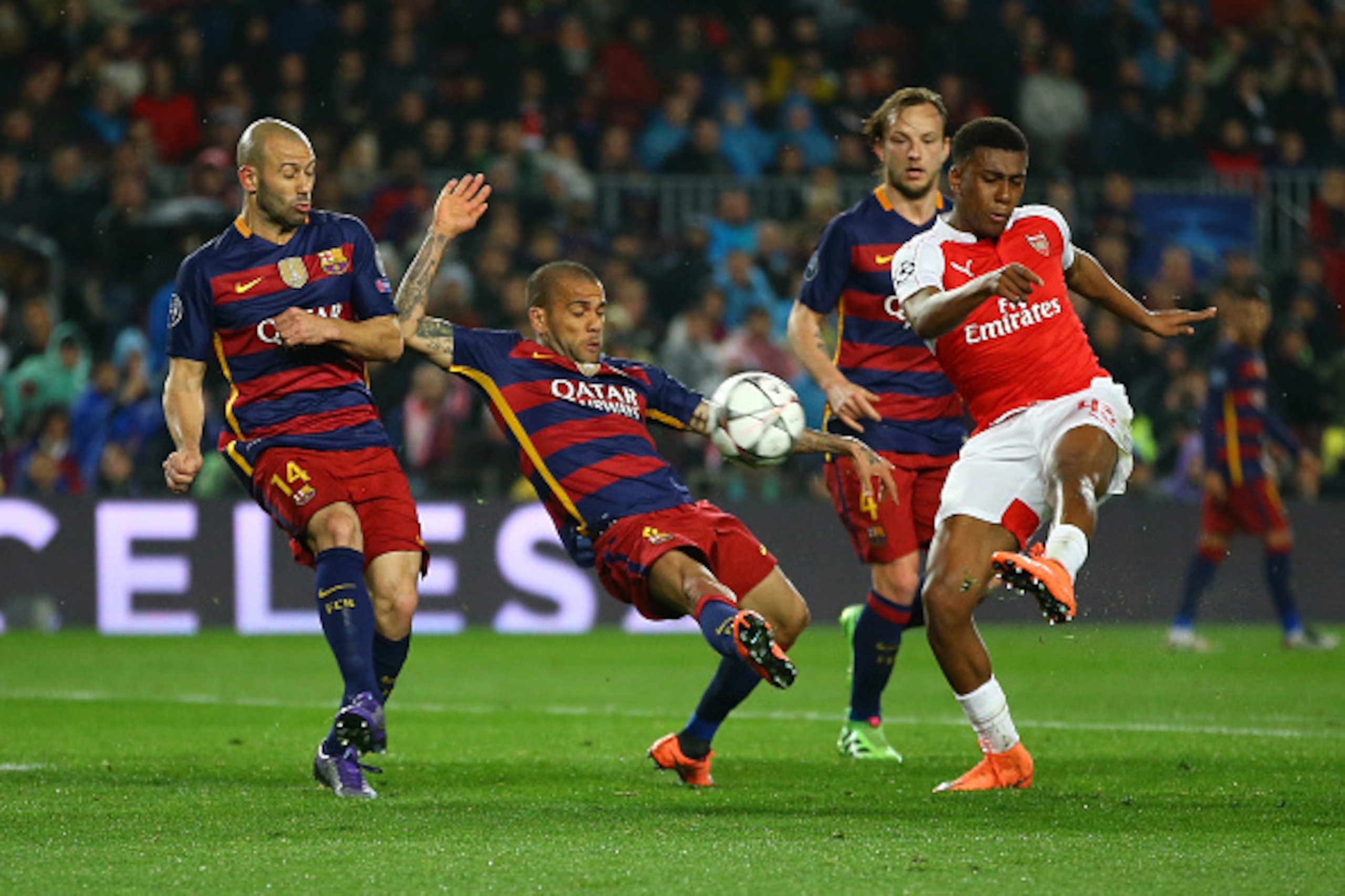 BARCELONA, SPAIN - MARCH 16: Alex Iwobi of Arsenal shoots at goal during the UEFA Champions League round of 16, second Leg match between FC Barcelona and Arsenal FC at Camp Nou on March 16, 2016 in Barcelona, Spain.  (Photo by Richard Heathcote/Getty Imag