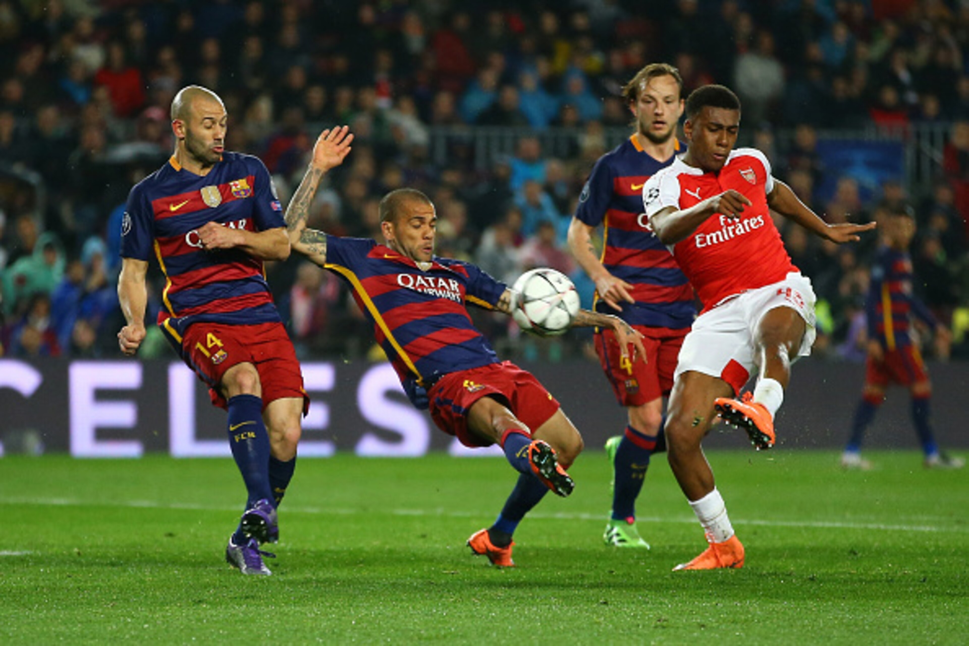 BARCELONA, SPAIN - MARCH 16: Alex Iwobi of Arsenal shoots at goal during the UEFA Champions League round of 16, second Leg match between FC Barcelona and Arsenal FC at Camp Nou on March 16, 2016 in Barcelona, Spain.  (Photo by Richard Heathcote/Getty Imag