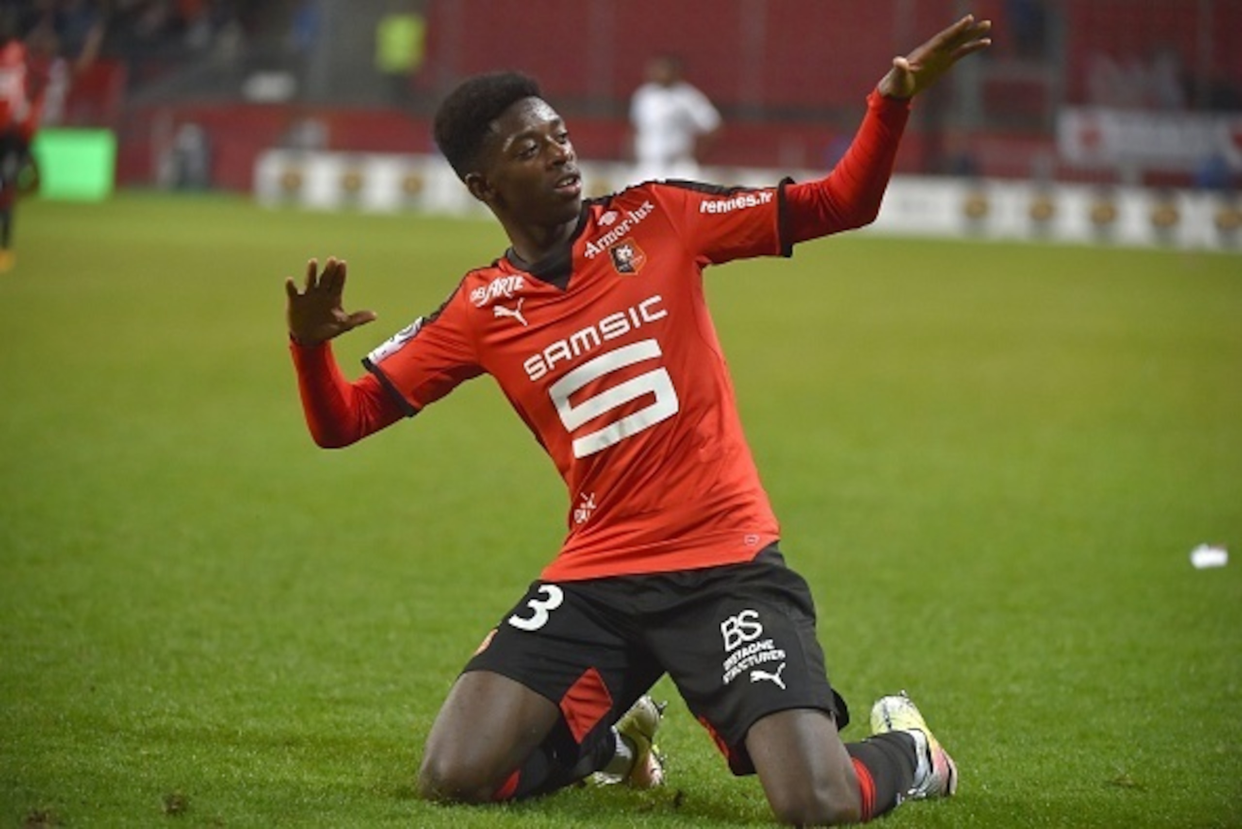 Rennes' French forward Ousmane Dembele celebrates after scoring during the French L1 football match Rennes vs Reims on April 2, 2016 at the Roazhon Park stadium in Rennes, western France. / AFP / LOIC VENANCE        (Photo credit should read LOIC VENANCE/