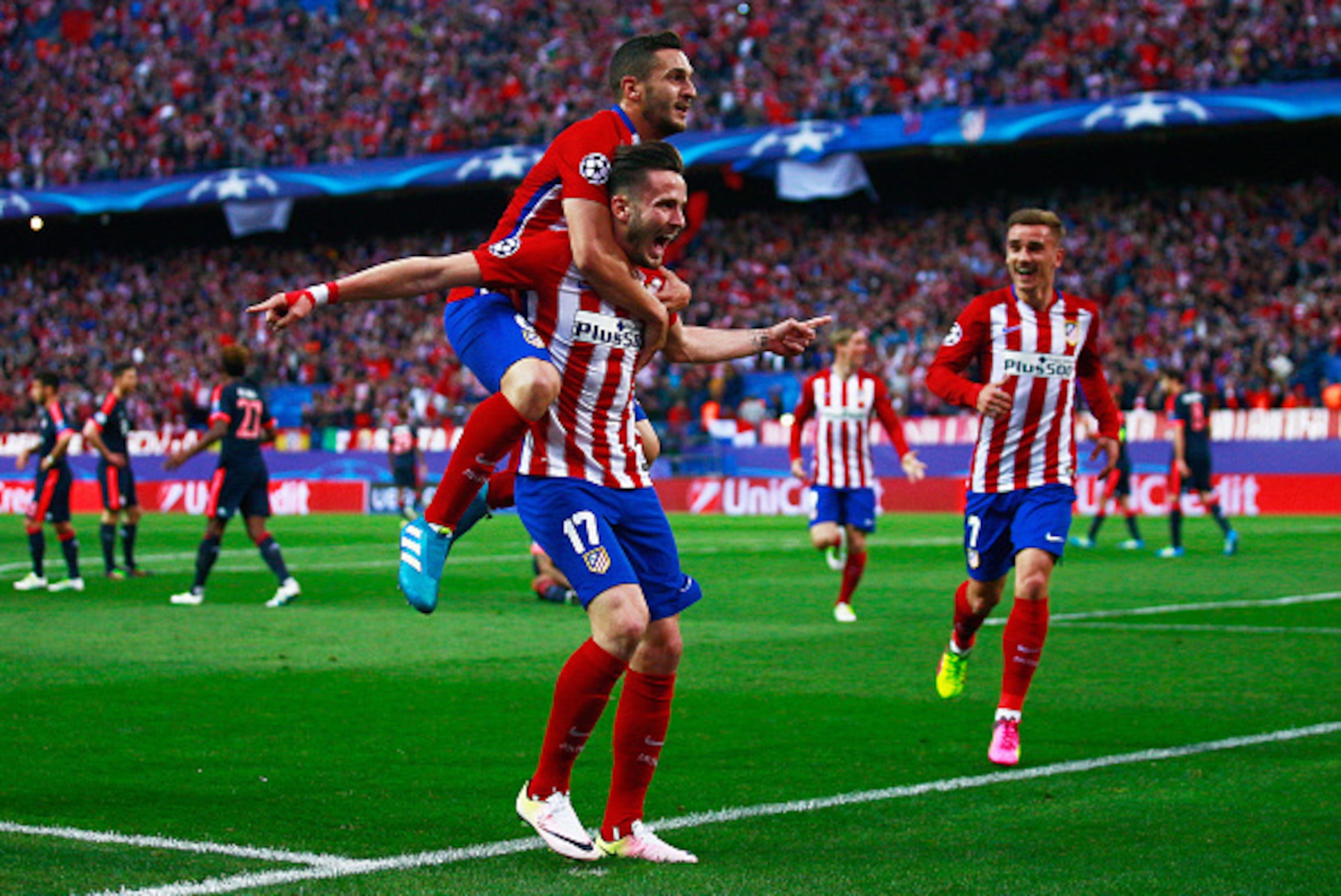 MADRID, SPAIN - APRIL 27:  Saul Niguez of Atletico Madrid celebrates with team mates Antoine Griezmann and Koke as he scores their first goal during the UEFA Champions League semi final first leg match between Club Atletico de Madrid and FC Bayern Muenche
