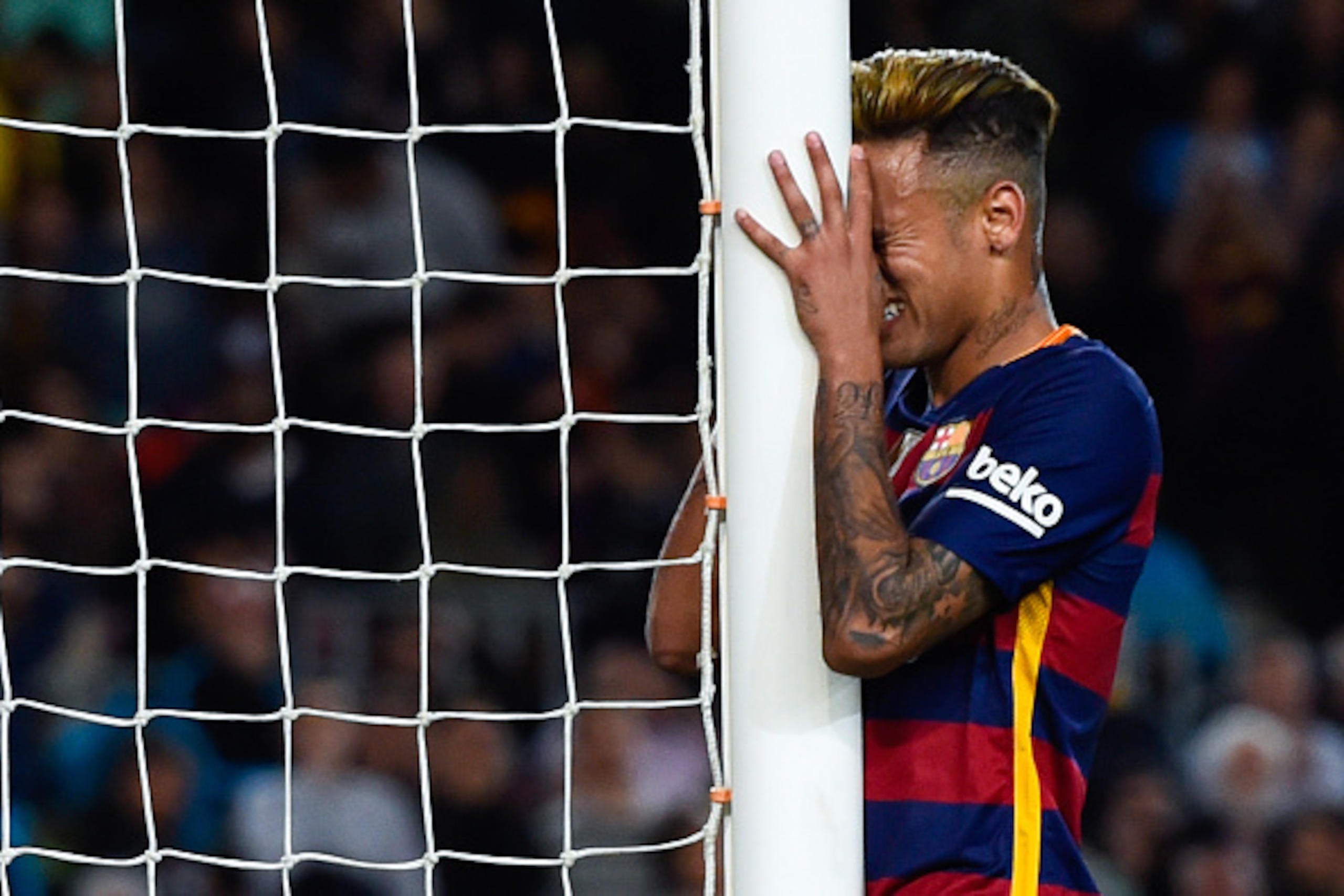 BARCELONA, SPAIN - APRIL 17: Neymar of FC Barcelona reacts after missing a chance to score during the La Liga match between FC Barcelona and Valencia CF at Camp Nou on April 17, 2016 in Barcelona, Spain. (Photo by David Ramos/Getty Images) BARCELONA, SPAIN - APRIL 17: Neymar of FC Barcelona reacts after missing a chance to score during the La Liga match between FC Barcelona and Valencia CF at Camp Nou on April 17, 2016 in Barcelona, Spain. (Photo by David Ramos/Getty Images)