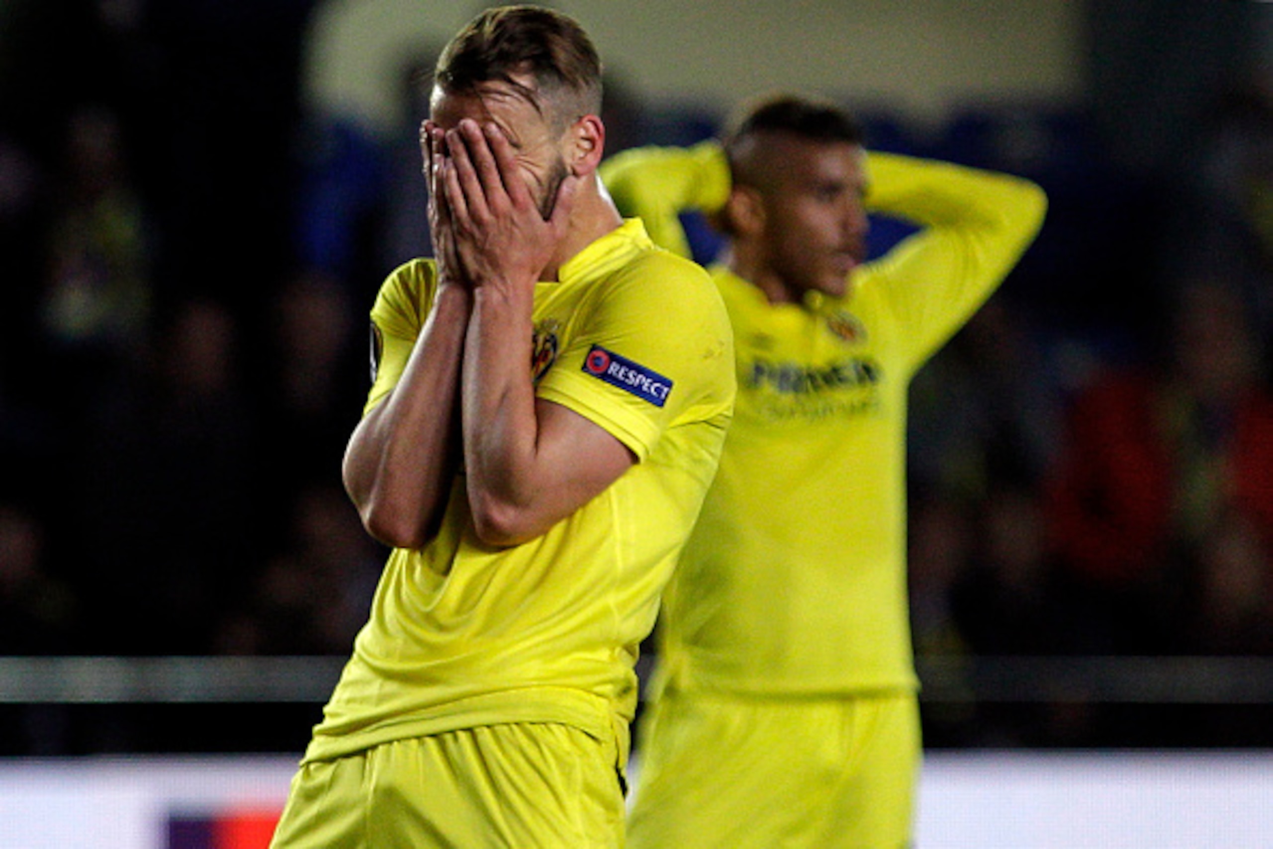 Villarreal's forward Roberto Soldado (L) gestures after missing an attempt on goal during the UEFA Europa League semifinals first leg football match Villarreal CF vs Liverpool FC at El Madrigal stadium in Vila-real on April 28, 2016. / AFP / JOSE JORDAN  