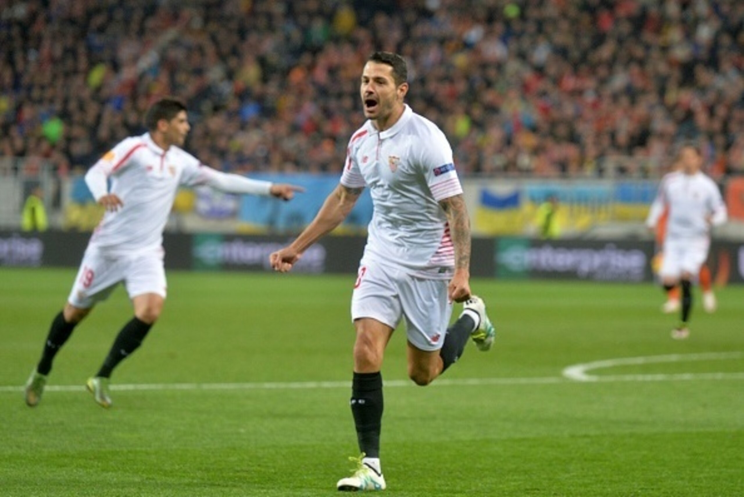 Sevillas  Vitolo reacts after scoring against FC Shakhtar during the UEFA Europa League semi-final football match FC Shakhtar Donetsk vs  Sevilla FC at the Arena Lviv stadium in Lviv on April 28, 2016. / AFP / GENYA SAVILOV        (Photo credit should rea