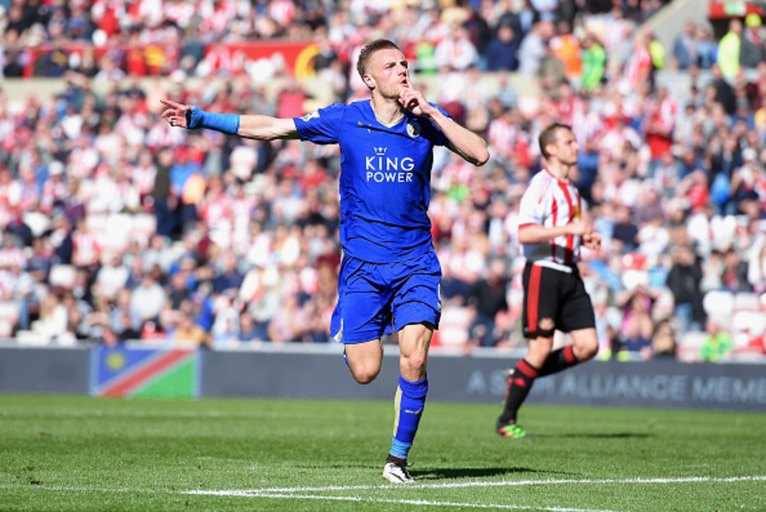 SUNDERLAND, UNITED KINGDOM - APRIL 10:  Jamie Vardy of Leicester City celebrates as he scores their second goal during the Barclays Premier League match between Sunderland and Leicester City at the Stadium of Light on April 10, 2016 in Sunderland, England