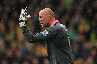 NORWICH, ENGLAND - APRIL 16:  John Ruddy of Norwich City gives instructions during the Barclays Premier League match between Norwich City and Sunderland at Carrow Road on April 16, 2016 in Norwich, England.  (Photo by Stephen Pond/Getty Images)