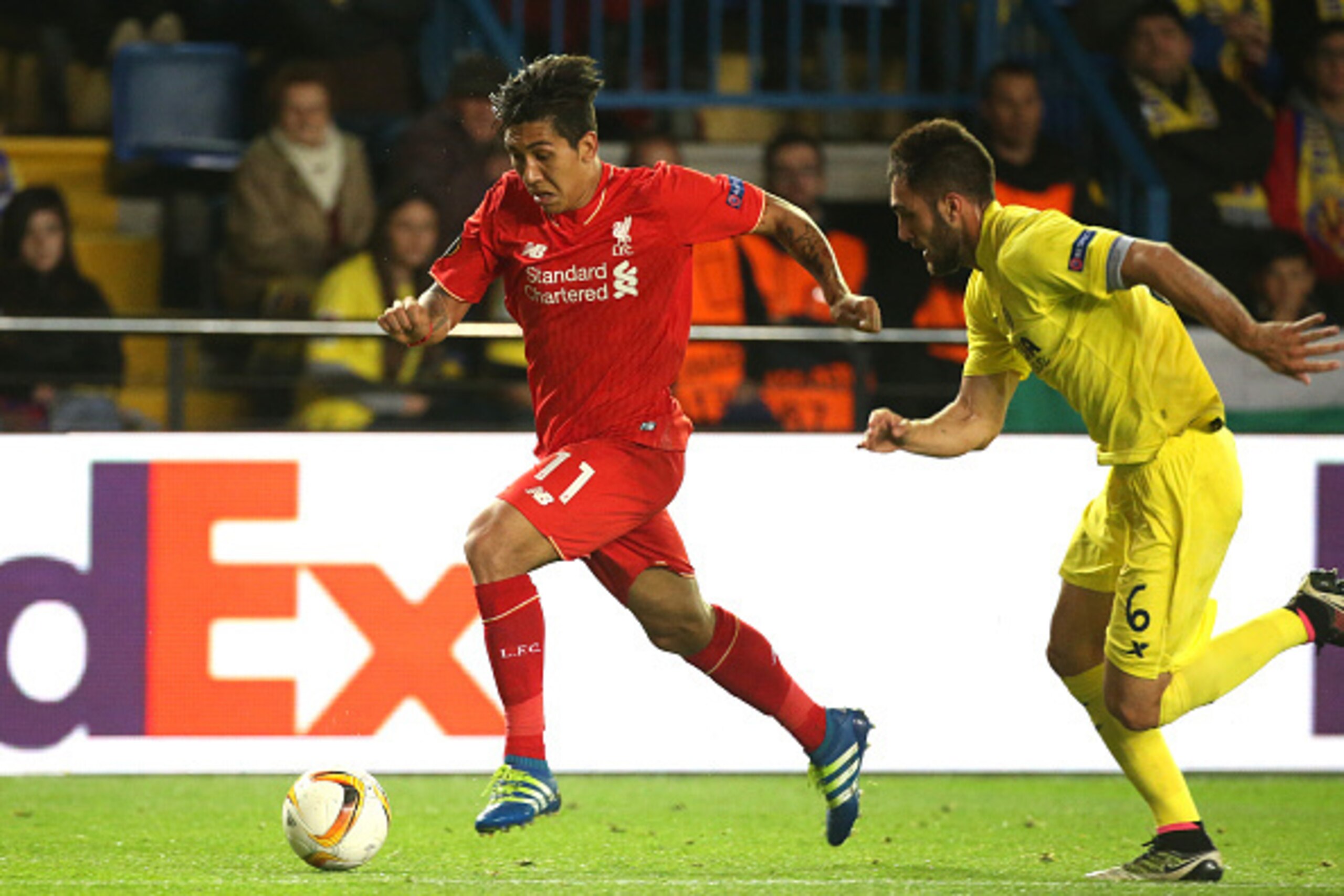 VILLARREAL, SPAIN - APRIL 28: Roberto Firmino of Liverpool in action during  the UEFA Europa League semi final first leg match between Villarreal CF and Liverpool FC at Estadio El Madrigal stadium on April 28, 2016 in Villarreal, Spain. (Photo by Jean Cat