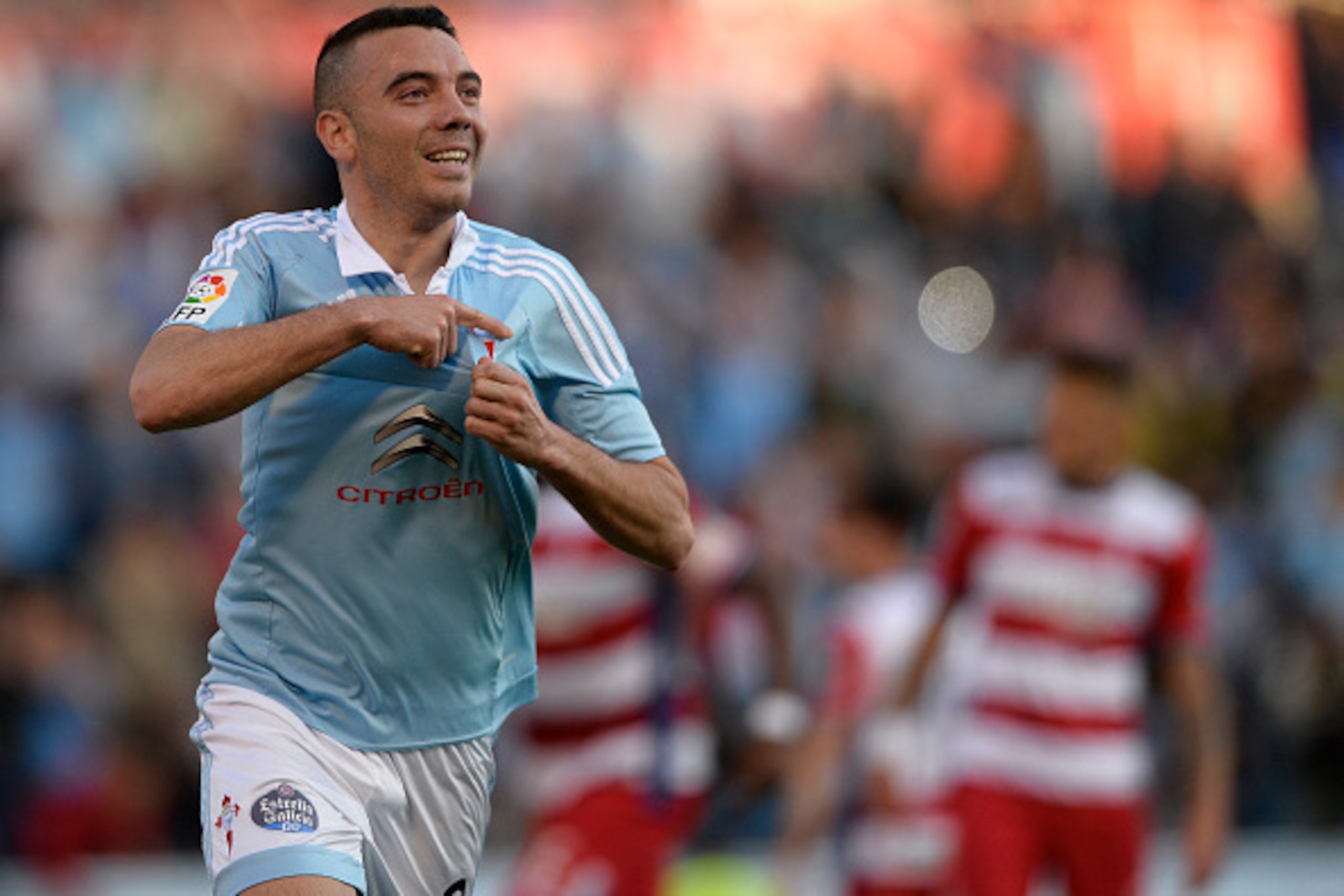 Celta Vigo's forward Iago Aspas celebrates after scoring a goal during the Spanish league football match RC Celta de Vigo vs Granada FC at the Balaidos stadium in Vigo on April 25, 2016. / AFP / MIGUEL RIOPA        (Photo credit should read MIGUEL RIOPA/A