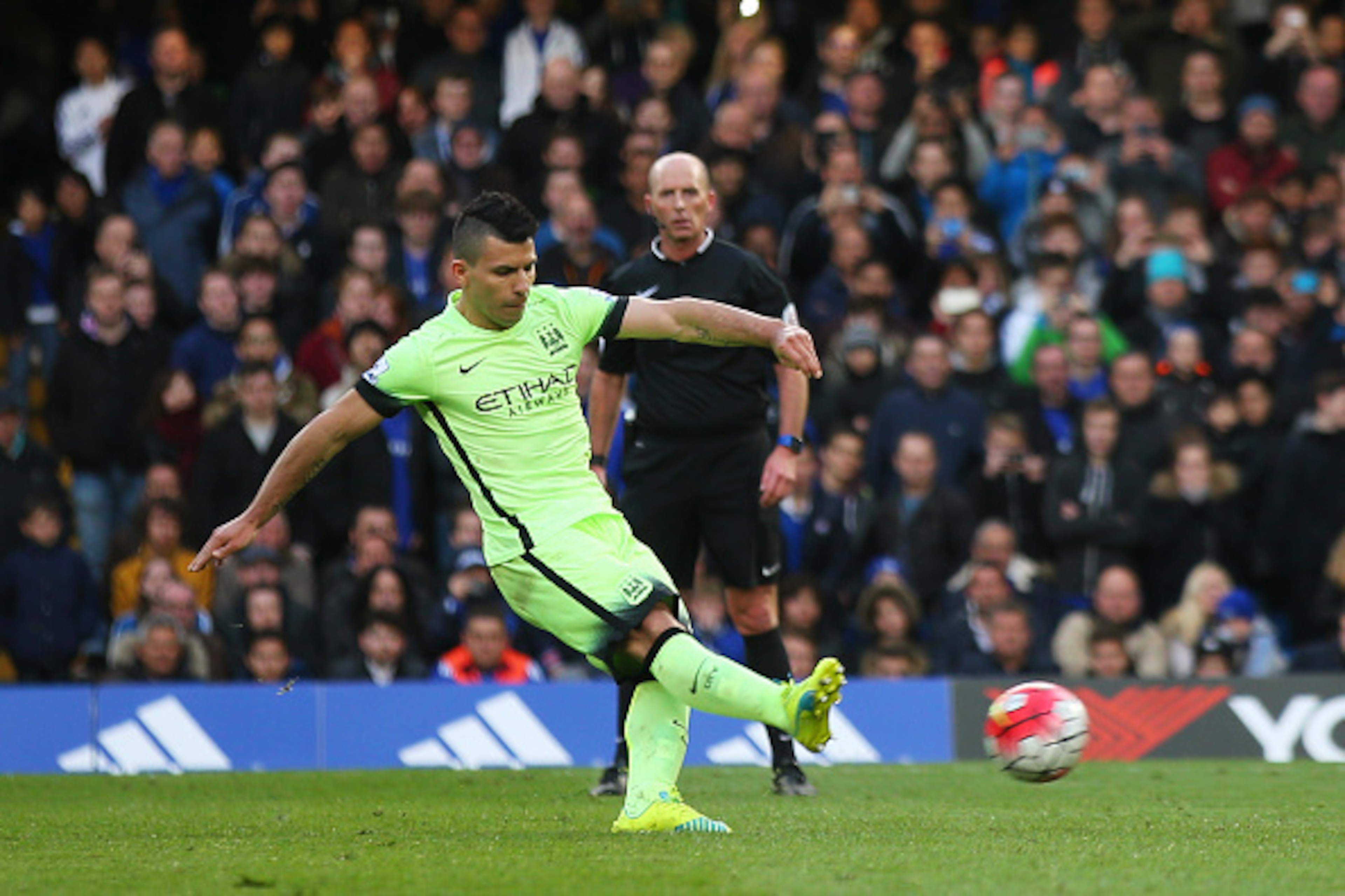 LONDON, ENGLAND - APRIL 16:  Sergio Aguero of Manchester City scores his third goal during the Barclays Premier League match between Chelsea and Manchester City at Stamford Bridge on April 16, 2016 in London, England.  (Photo by Bryn Lennon/Getty Images)