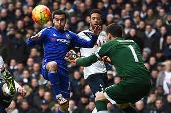 LONDON, ENGLAND - NOVEMBER 29:  Pedro of Chelsea is marshalled by Toby Alderweireld (L), Mousa Dembele (2R) and goalkeeper Hugo Lloris of Tottenham Hotspur (R) during the Barclays Premier League match between Tottenham Hotspur and Chelsea at White Hart La