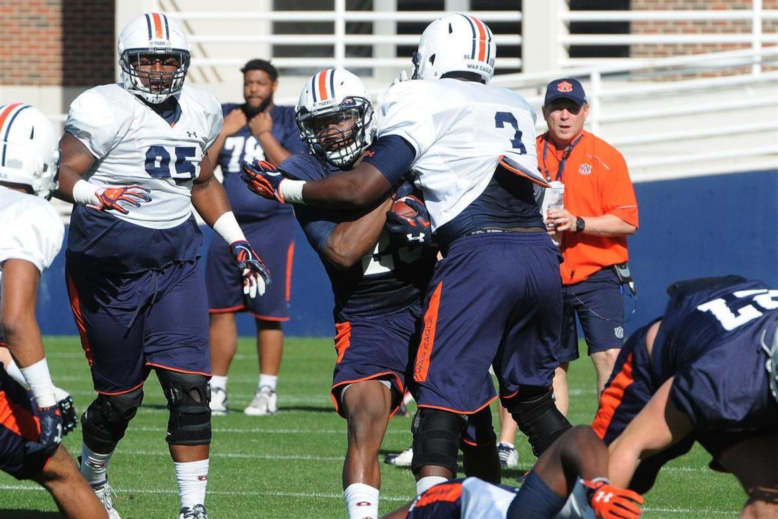 Auburn DE Marlon Davidson (right)