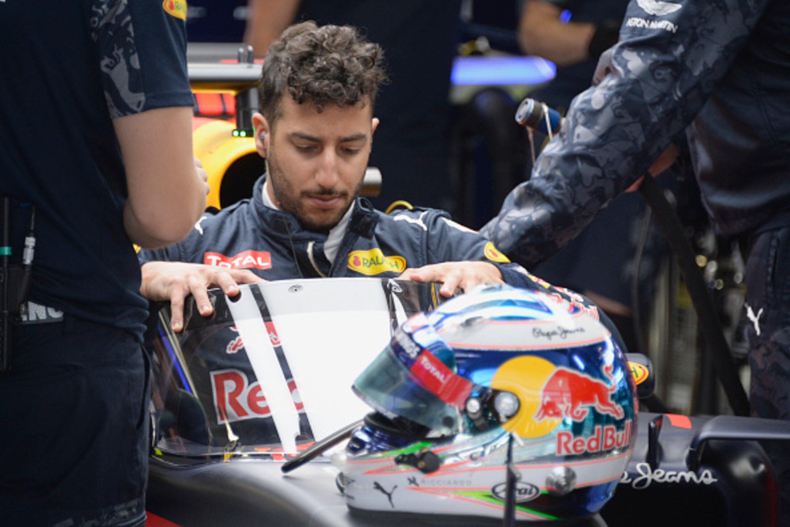 Red Bull Racing's Australian driver Daniel Ricciardo sits in his car during the first practice session of the Formula One Russian Grand Prix at the Sochi Autodrom circuit on April 29, 2016.  / AFP / ALEXANDER NEMENOV        (Photo credit should read ALEXA