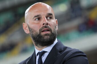 VERONA, ITALY - APRIL 20:  Frosinone Calcio coach Roberto Stellone looks on before the Serie A match between AC Chievo Verona and Frosinone Calcio at Stadio Marc'Antonio Bentegodi on April 20, 2016 in Verona, Italy.  (Photo by Marco Luzzani/Getty Images)