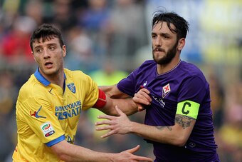 FROSINONE, ITALY - MARCH 20:  Gonzalo Javier Rodriguez (R) of ACF Fiorentina Calcio competes for the ball with Matteo Ciofani of Frosinone Calcio during the Serie A match between Frosinone Calcio and ACF Fiorentina at Stadio Matusa on March 20, 2016 in Fr