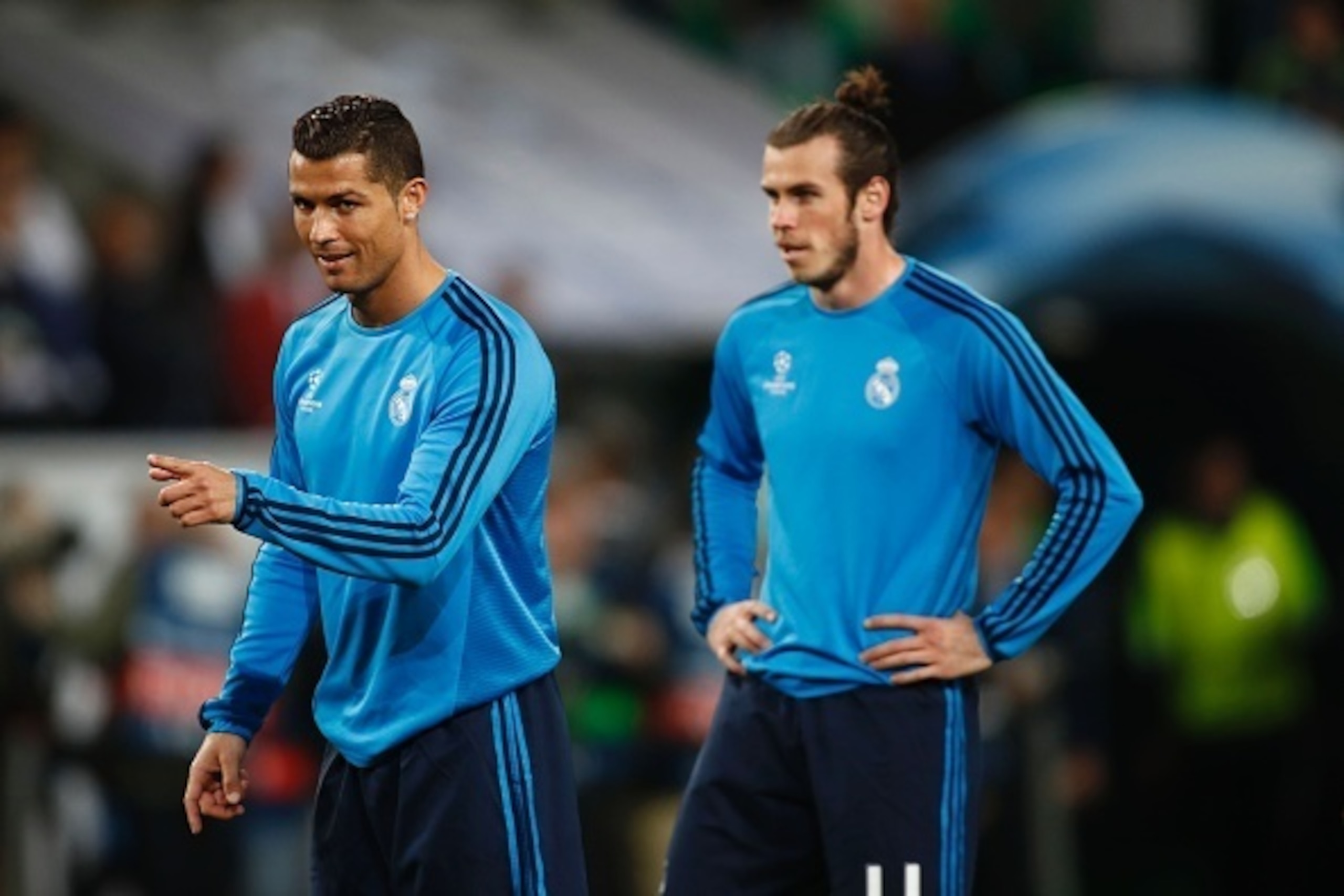 Real Madrid's Portuguese forward Cristiano Ronaldo (L) and Real Madrid's Welsh forward Gareth Bale warm up prior to the UEFA Champions League quarter-final, first-leg football match between VfL Wolfsburg and Real Madrid on April 6, 2016 in Wolfsburg, nort