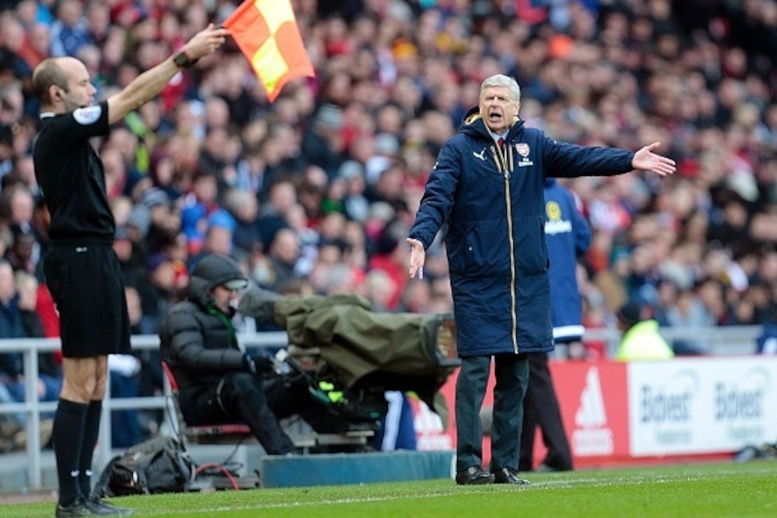 Arsenal's French manager Arsene Wenger gestures during the English Premier League football match between Sunderland and Arsenal at the Stadium of Light in Sunderland, northeast England on April 24, 2016.  / AFP / Graham Stuart / RESTRICTED TO EDITORIAL US