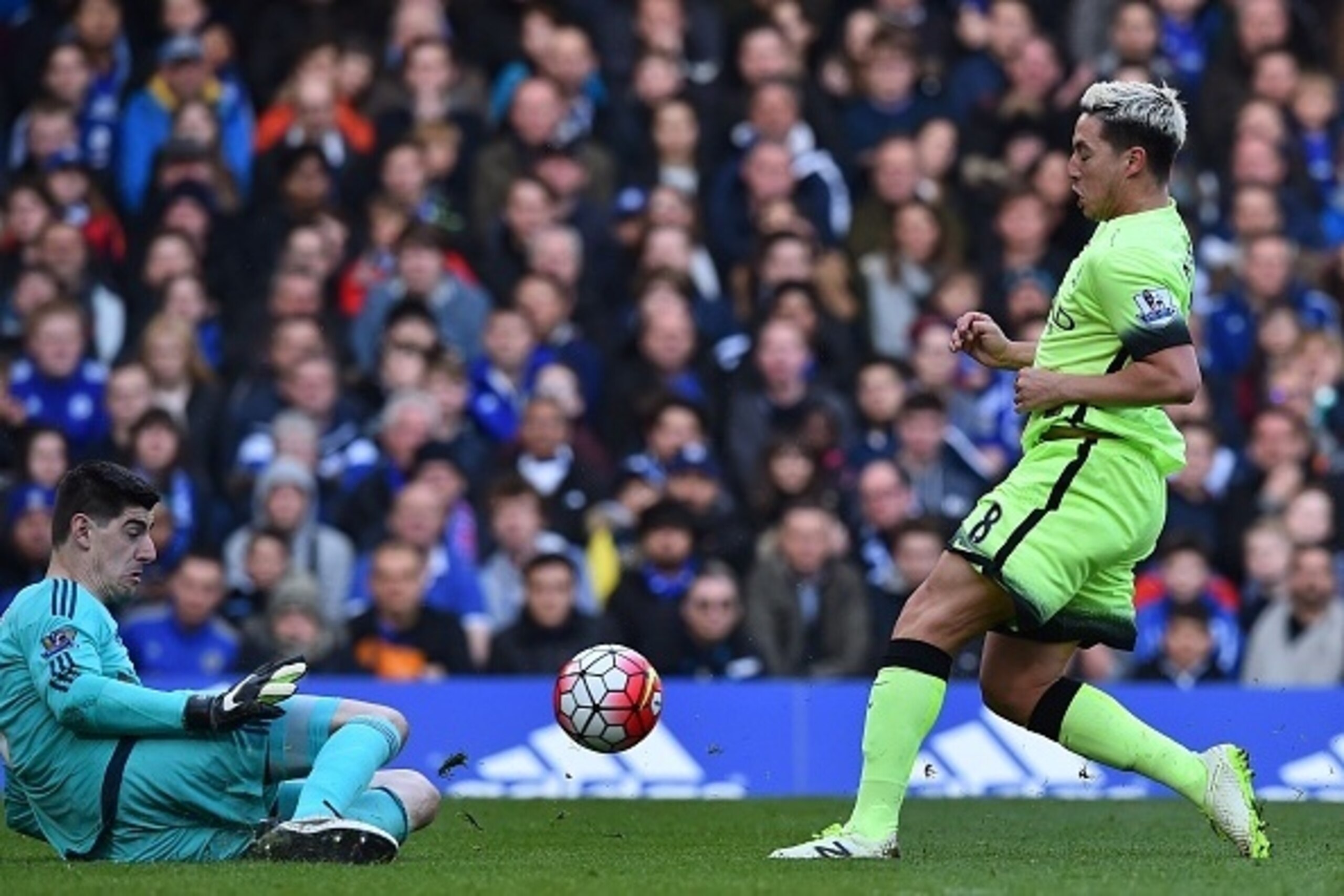 Chelsea's Belgian goalkeeper Thibaut Courtois (L) saves this attempt by Manchester City's French midfielder Samir Nasri during the English Premier League football match between Chelsea and Manchester City at Stamford Bridge in London on April 16, 2016. / 