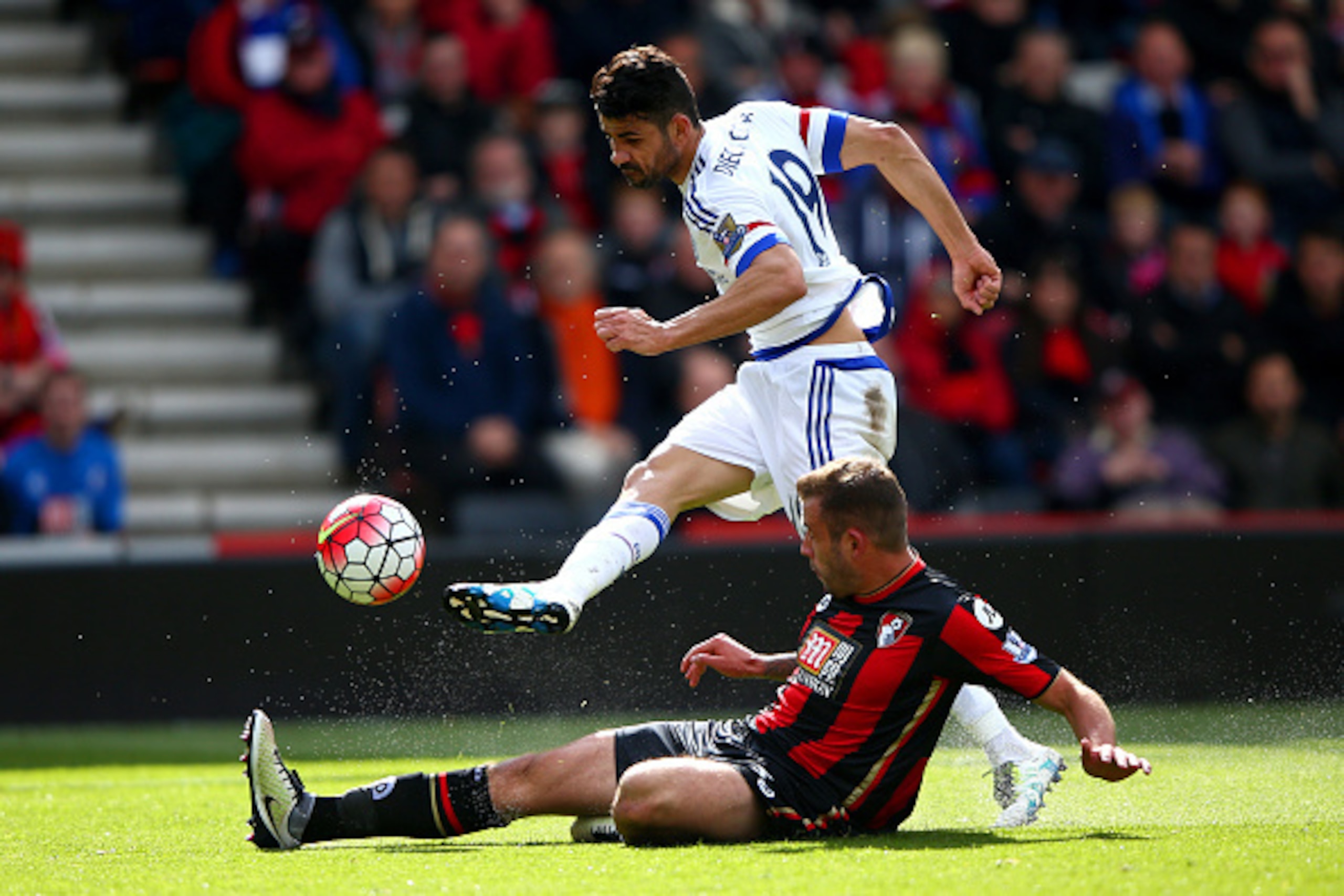 BOURNEMOUTH, ENGLAND - APRIL 23: Steve Cook of Bournemouth attempts a challenge on Diego Costa of Chelsea during the Barclays Premier League match between A.F.C. Bournemouth and Chelsea at the Vitality Stadium on April 23, 2016 in Bournemouth, United Ki BOURNEMOUTH, ENGLAND - APRIL 23: Steve Cook of Bournemouth attempts a challenge on Diego Costa of Chelsea during the Barclays Premier League match between A.F.C. Bournemouth and Chelsea at the Vitality Stadium on April 23, 2016 in Bournemouth, United Ki