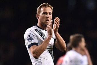 Tottenham Hotspur's English striker Harry Kane (L) applauds at the end of the game during the English Premier League football match between Tottenham Hotspur and West Bromwich Albion at White Hart Lane in London, on April 25, 2016. / AFP / BEN STANSALL / 