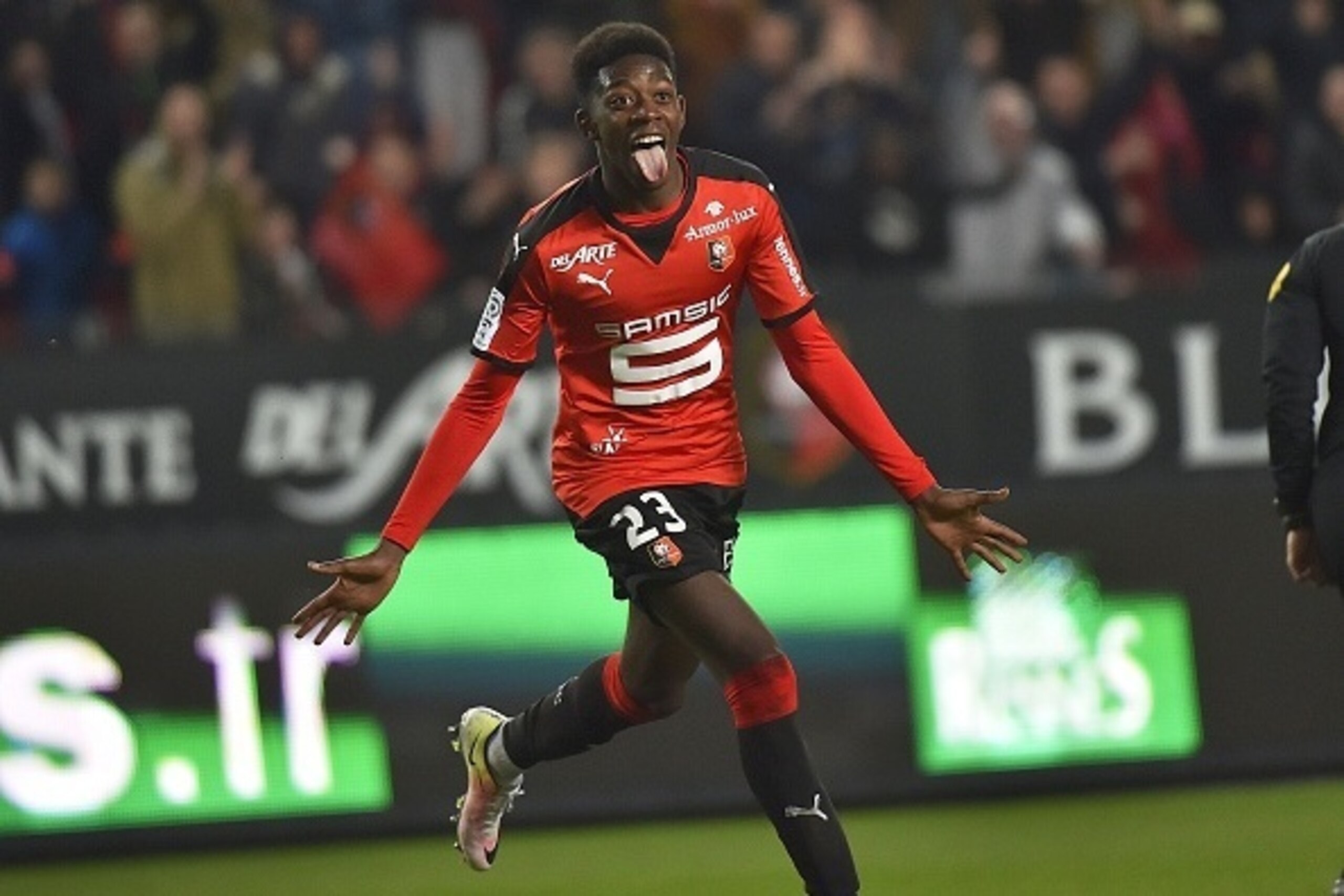 Rennes' French forward Ousmane Dembele celebrates after scoring during the French L1 football match Rennes vs Reims on April 2, 2016 at the Roazhon Park stadium in Rennes, western France. / AFP / LOIC VENANCE        (Photo credit should read LOIC VENANCE/