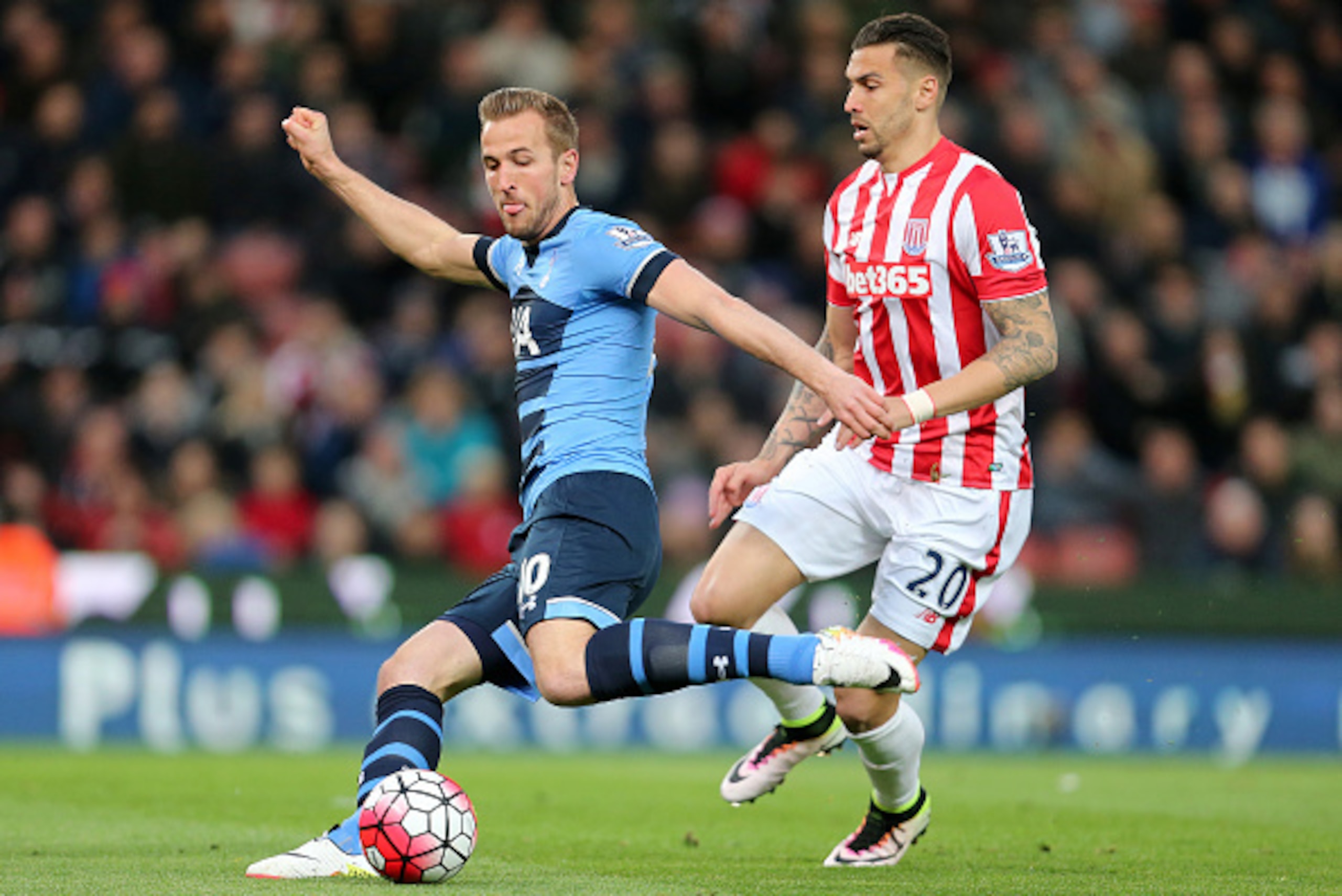 STOKE ON TRENT, ENGLAND - APRIL 18: Harry Kane of Tottenham Hotspur and Geoff Cameron of Stoke City during the Barclays Premier League match between Stoke City and Tottenham Hotspur at Britannia Stadium on April 18, 2016 in Stoke on Trent, England (Photo 
