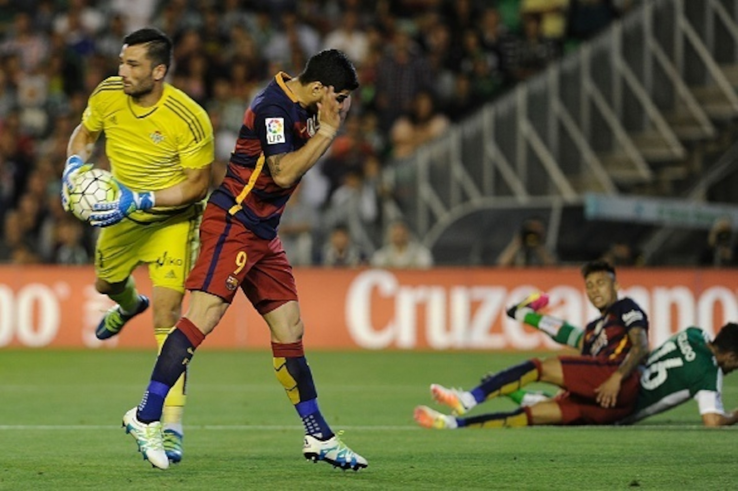 Barcelona's Uruguayan forward Luis Suarez (2nd L) vies with Betis' goalkeeper Antonio Adan (L) during the Spanish league football match Real Betis Balompie vs FC Barcelona at the Benito Villamarin stadium in Sevilla on April 30, 2016. / AFP / CRISTINA QUI
