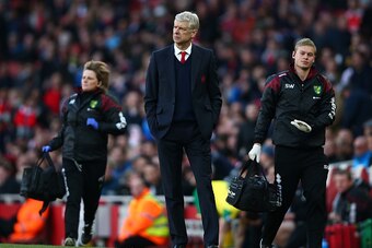 LONDON, ENGLAND - APRIL 30:  Arsene Wenger, manager of Arsenal looks on during the Barclays Premier League match between Arsenal and Norwich City at The Emirates Stadium on April 30, 2016 in London, England  (Photo by Paul Gilham/Getty Images)